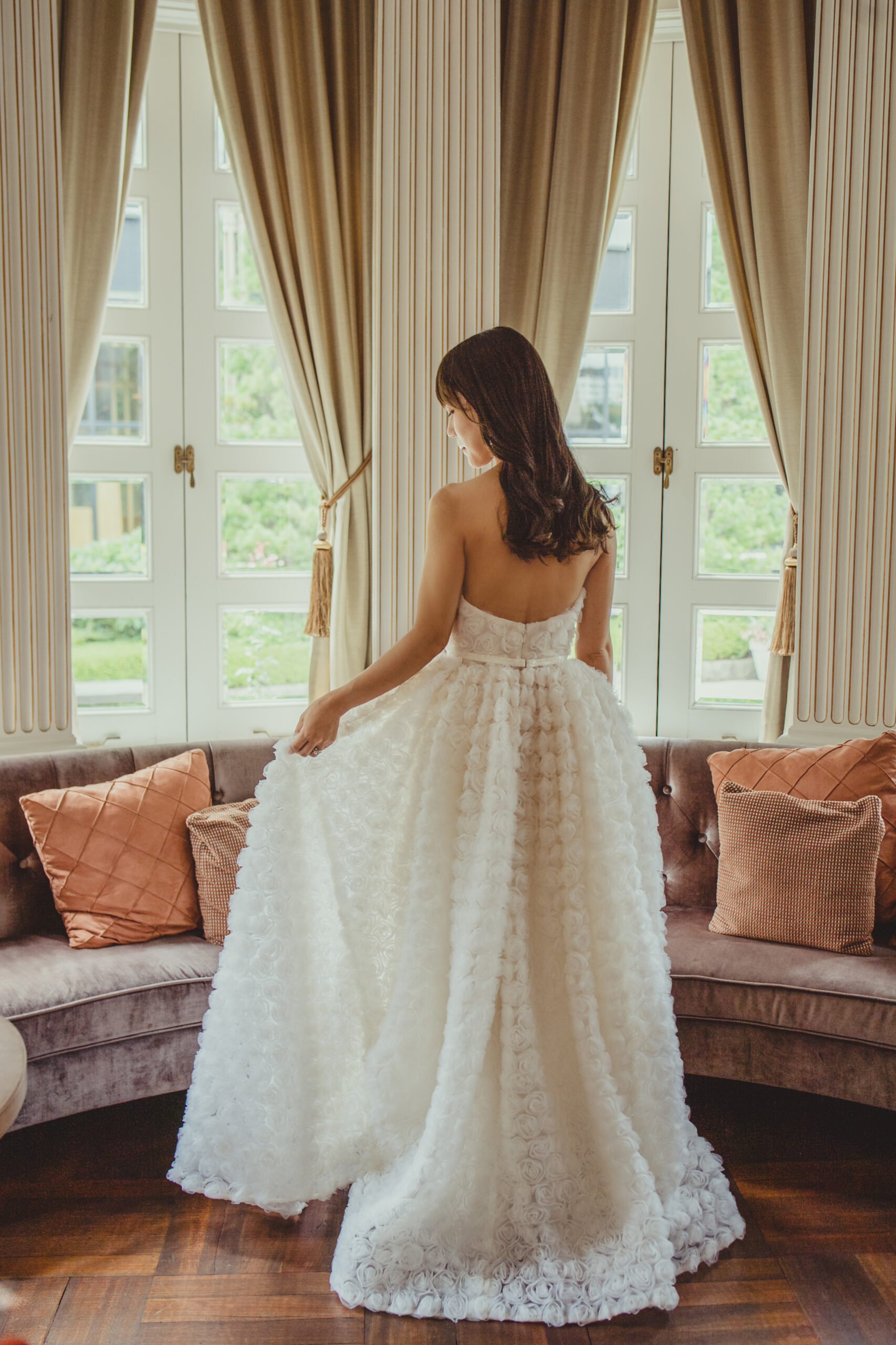 ザトリートドレッシングアディション店に新作入荷したナイームカーンのウェディングドレスはチュールの3Dフラワーモチーフがフェミニンで可愛らしくナチュラルなウェディングドレスです