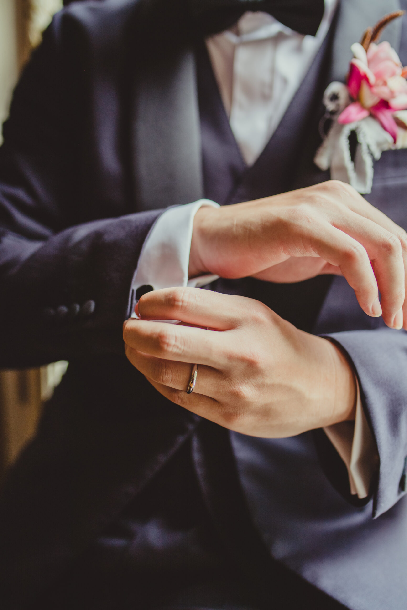 新郎様が前撮りでお召しになったのはTREATジェントルマンのクラシカルなネイビーのタキシード