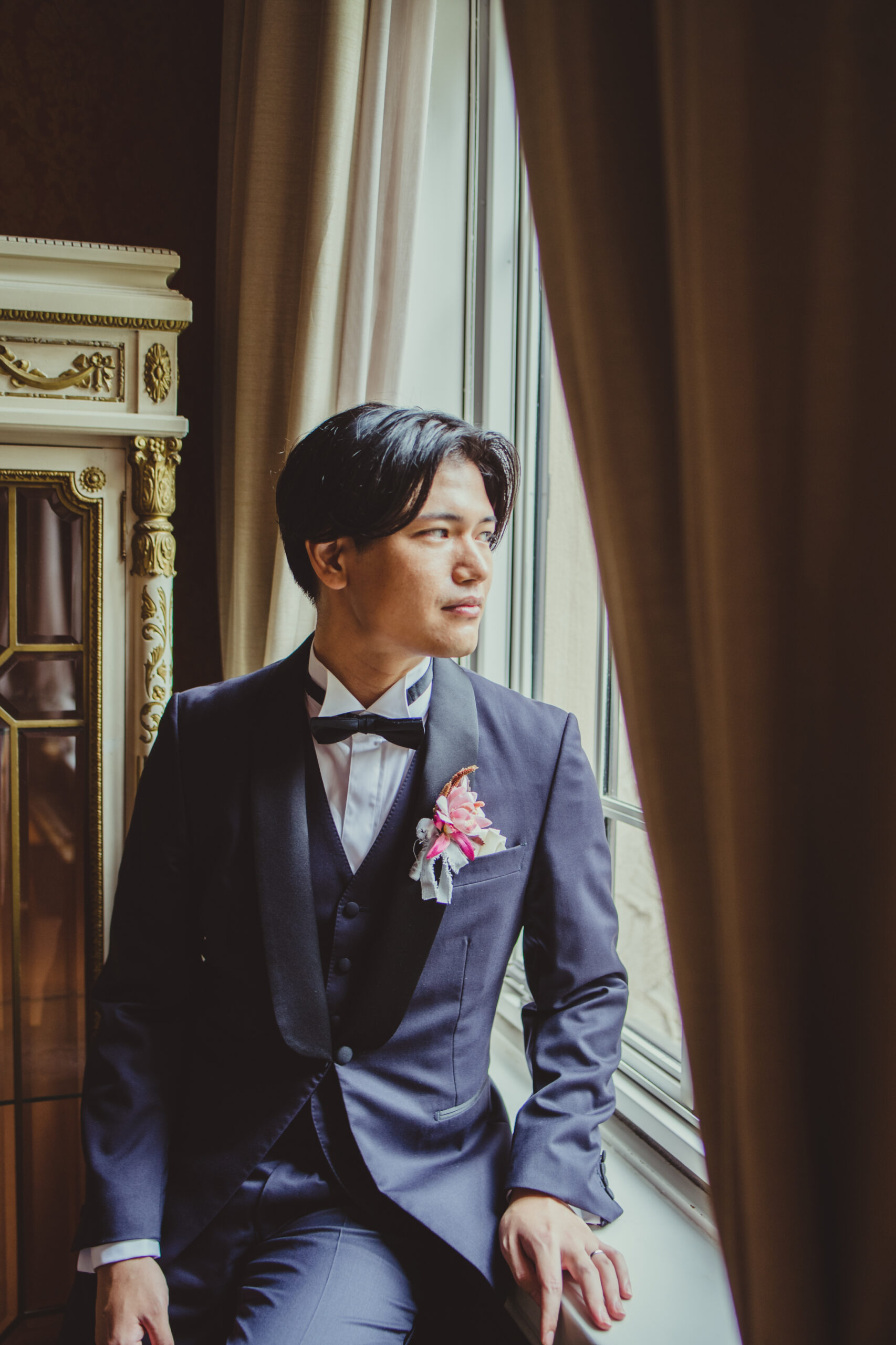 新郎様が前撮りでお召しになったのはTREATジェントルマンのクラシカルなネイビーのタキシード