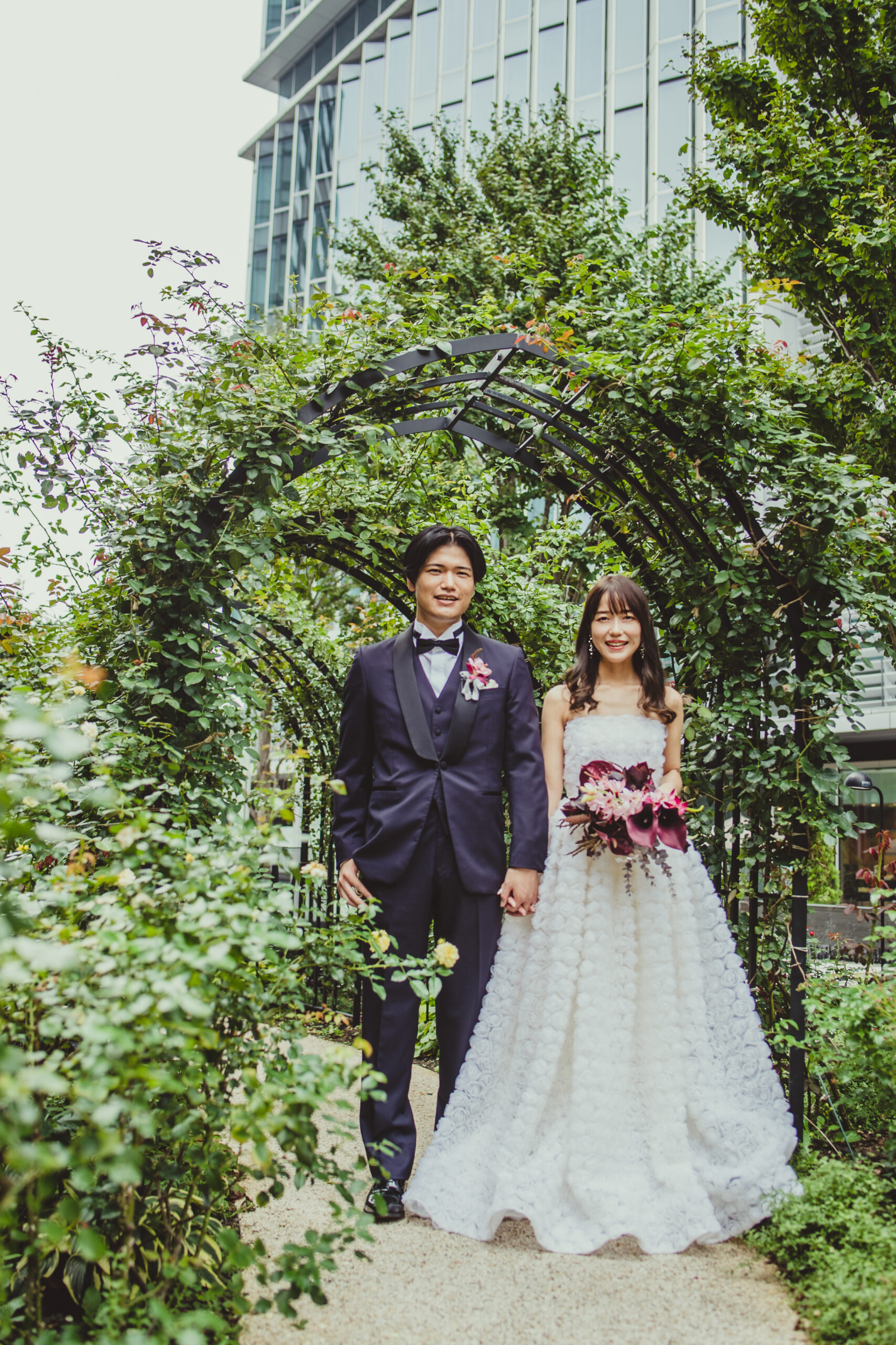 グリーンたっぷりの赤坂プリンスクラシックハウスで行うナイームカーン のウェディングドレスとネイビーのタキシードでの前撮り