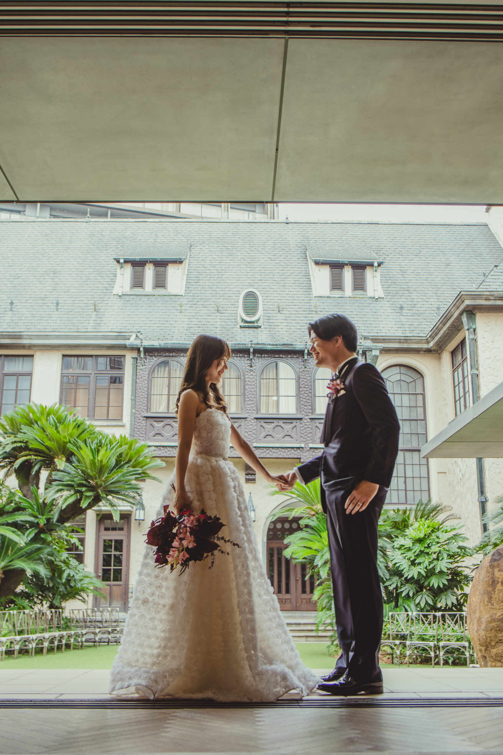 THE TREAT DRESSINGアディション店で東京の花嫁に人気のナイームカーン のAラインのウェディングドレスは赤坂プリンスクラシックハウスの中庭のグリーンに映えます