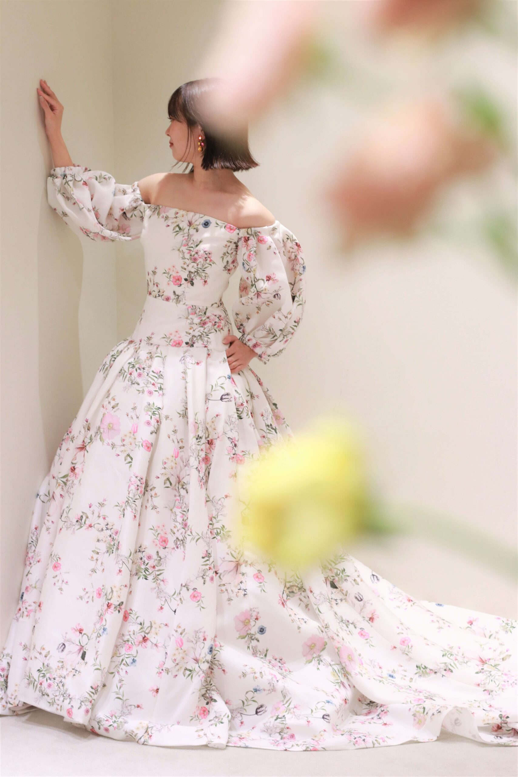 ザトリートドレッシングで人気のモニークルイリエより到着した新作のカラードレスはボリュームたっぷりの広がりとトレーンの長さを叶えるフェミニンで特別感のあるカラードレスです