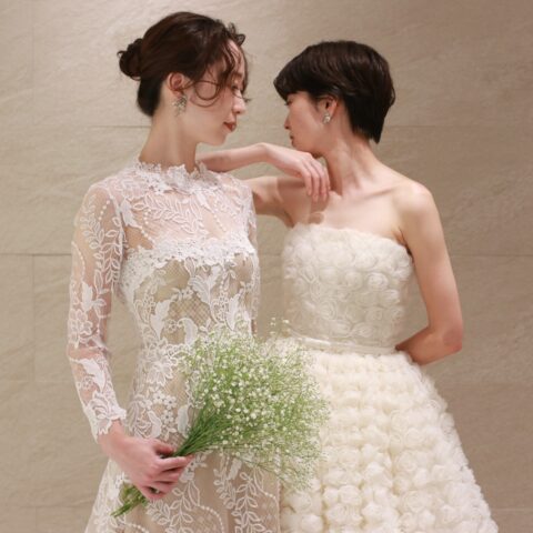 トリートドレッシングに新作入荷したナイームカーンのウェディングドレス、総レースのロングスリーブがクラシカルなAラインのウェディングドレスと3Dフラワーが軽やかで可愛いウェディングドレスです