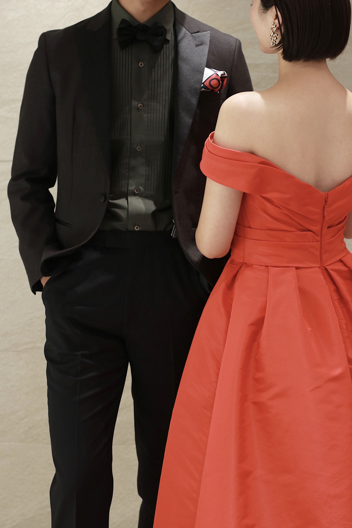 ご新郎様のお色直しコーディネートにおすすめの、プリーツシャツとアクセントカラーで魅せる 都会的なジェントルマンスタイル