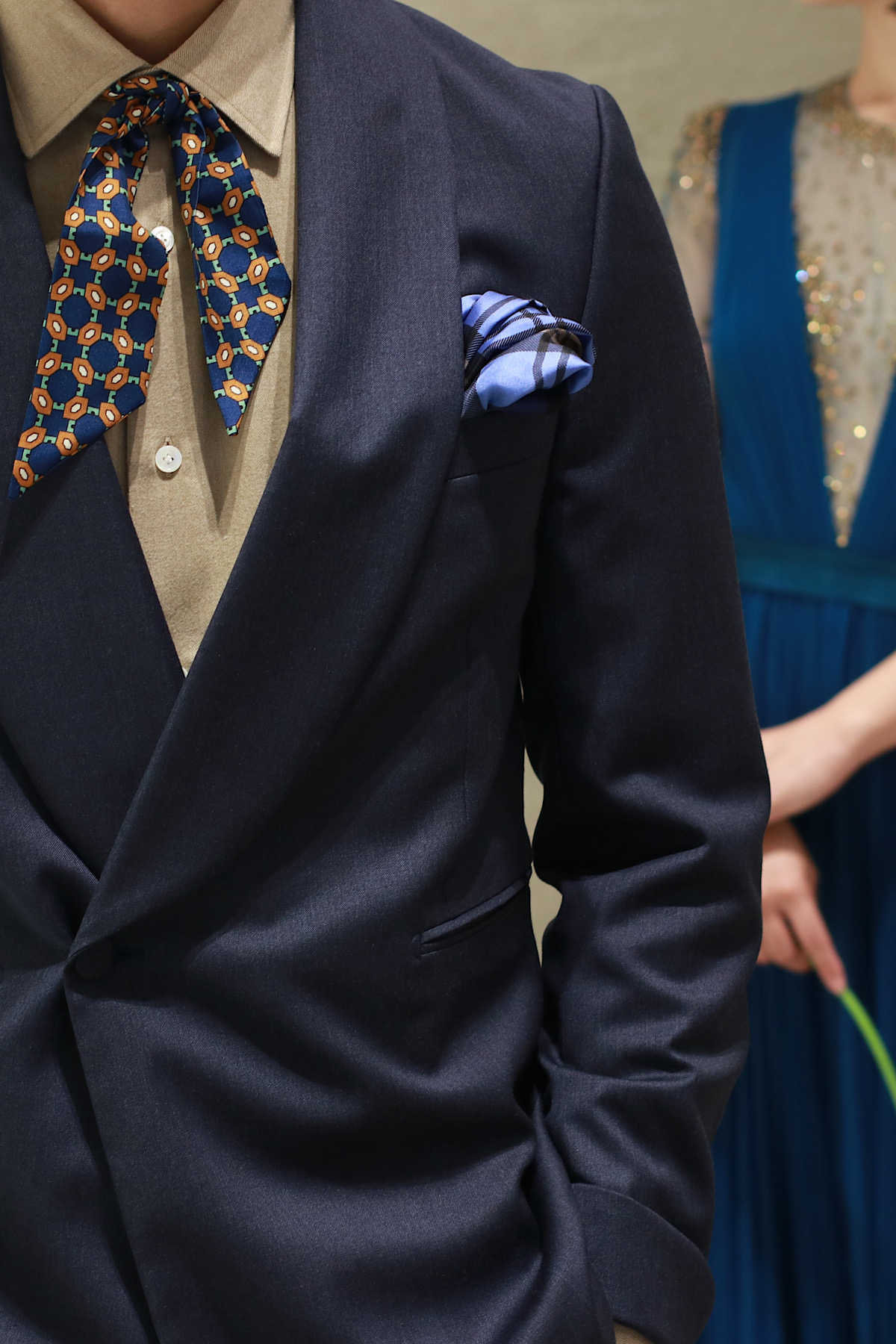 ご新郎様のお色直しコーディネートにおすすめの、NAVY✖️BEIGEの色合わせを愉しむ渋さと爽やかさを兼ね備えたスタイル