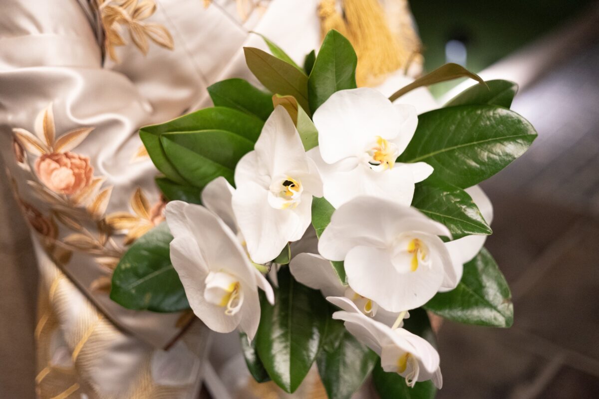 トリートオリジナル色打掛に合わせてブーケは胡蝶蘭で上品にまとめました