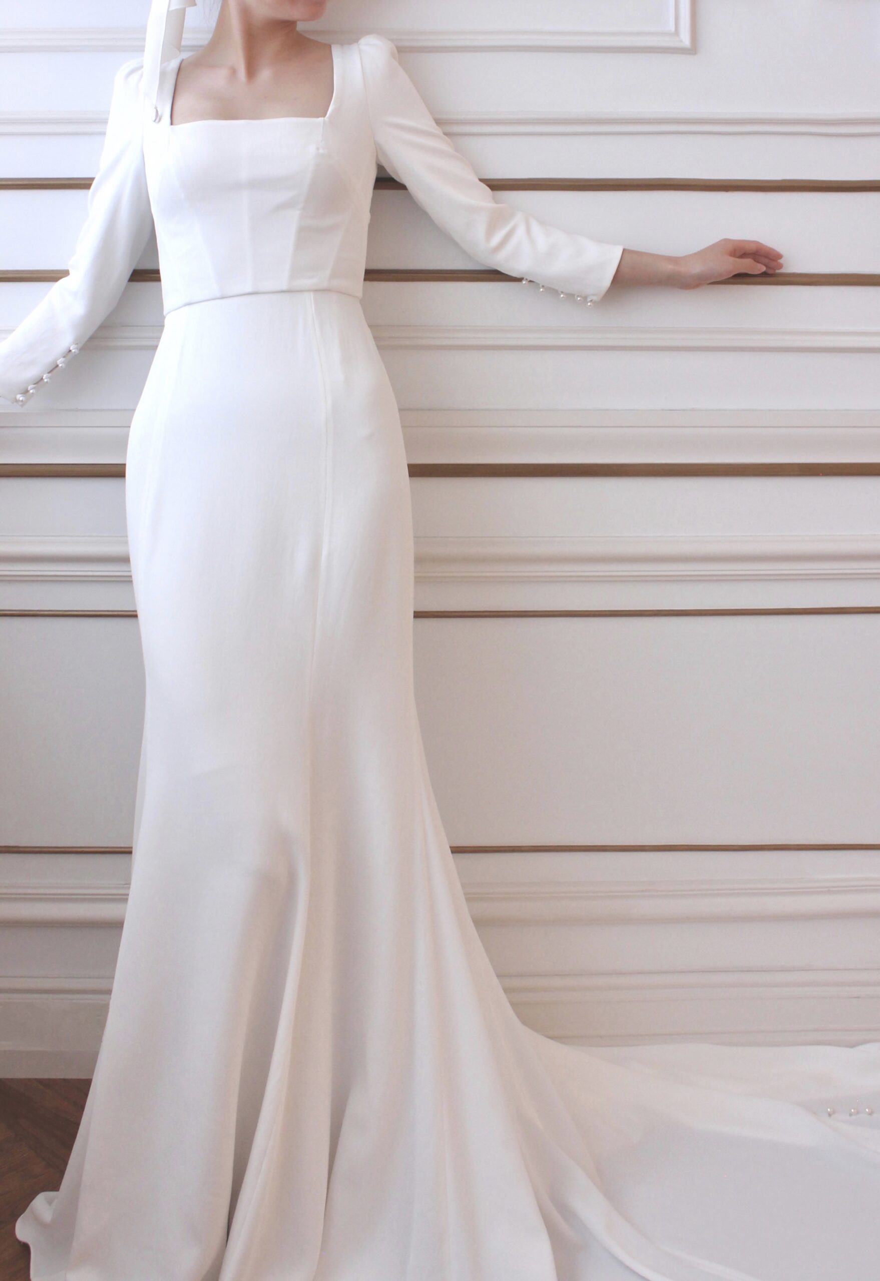 とろみのあるクレープ生地のシンプルでおしゃれなロングスリーブマーメイドラインのウェディングドレス