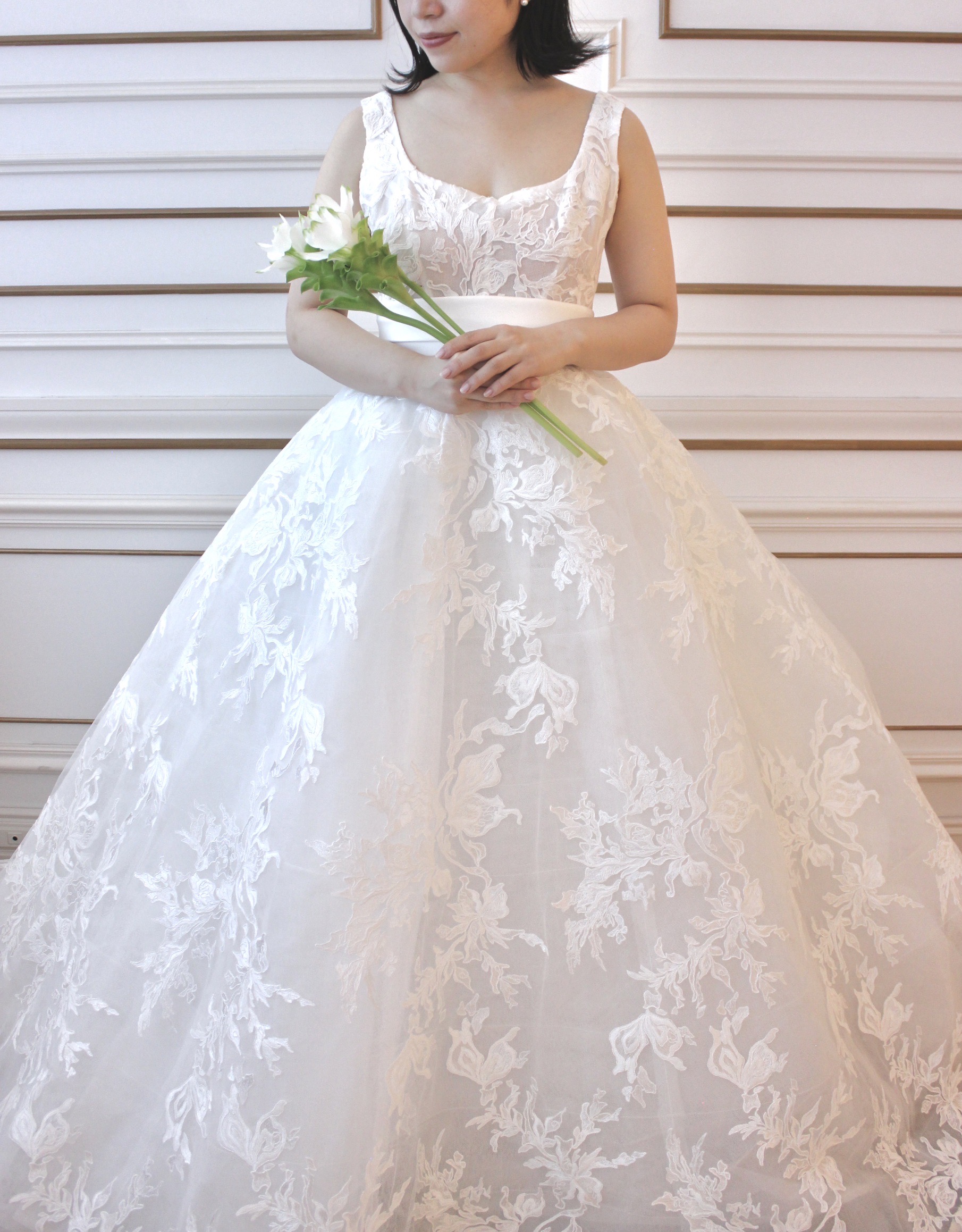 トリートドレッシング名古屋がおすすめする、肩付き総レースの透明感抜群なプリンセスラインの新作ウェディングドレス