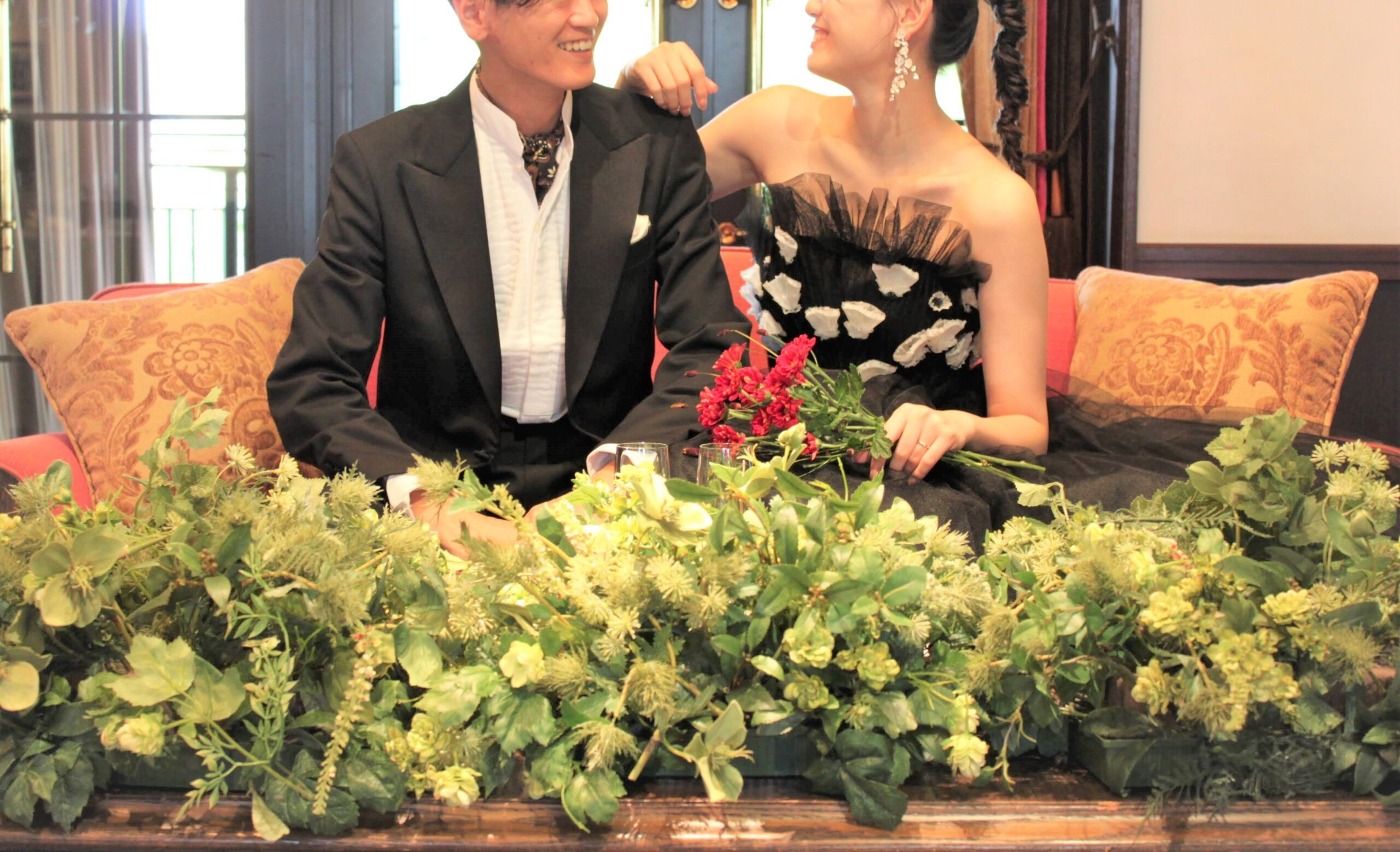 京都エリアの結婚式場はグリーンが映える会場なので新郎新婦様がブラックの衣裳を身に纏うことでより一層ラグジュアリーでシックな結婚式が叶います