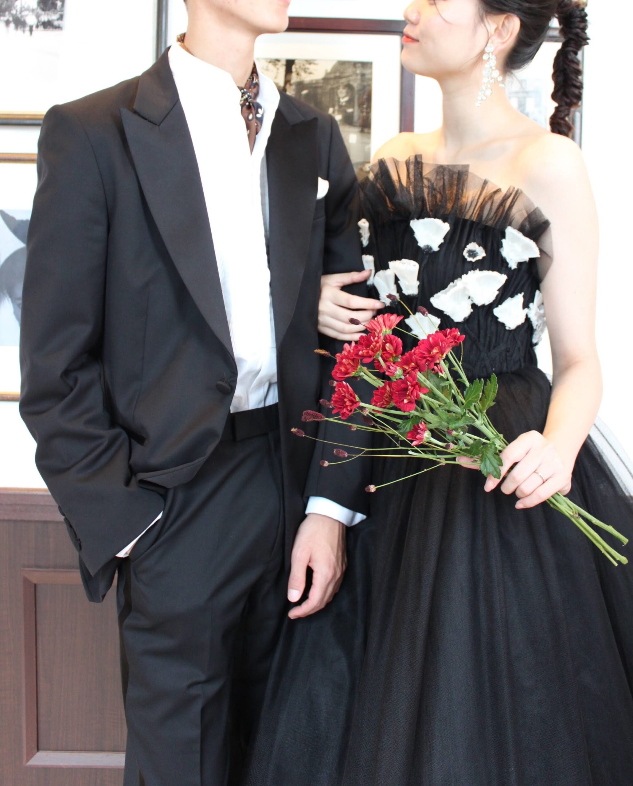 胸元に白いフラワーモチーフが施されたブラックのカラードレスにはワインレッドのブーケを合わせて可憐でラグジュアリーな雰囲気に