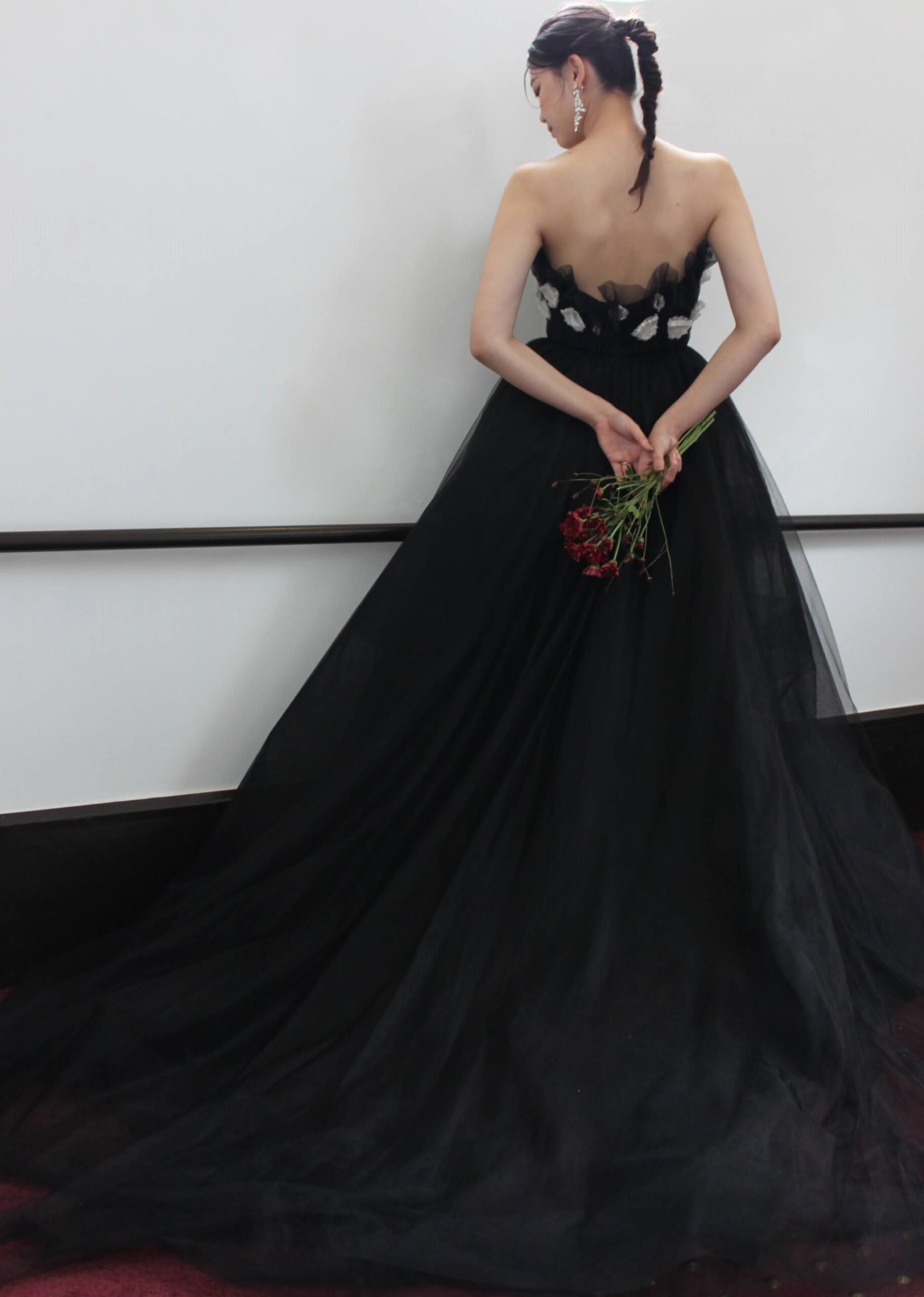 お背中が綺麗に見えるようカッティングされたバックスタイルまでも美しく演出するブラックのカラードレスはチュールで凛としすぎない印象に