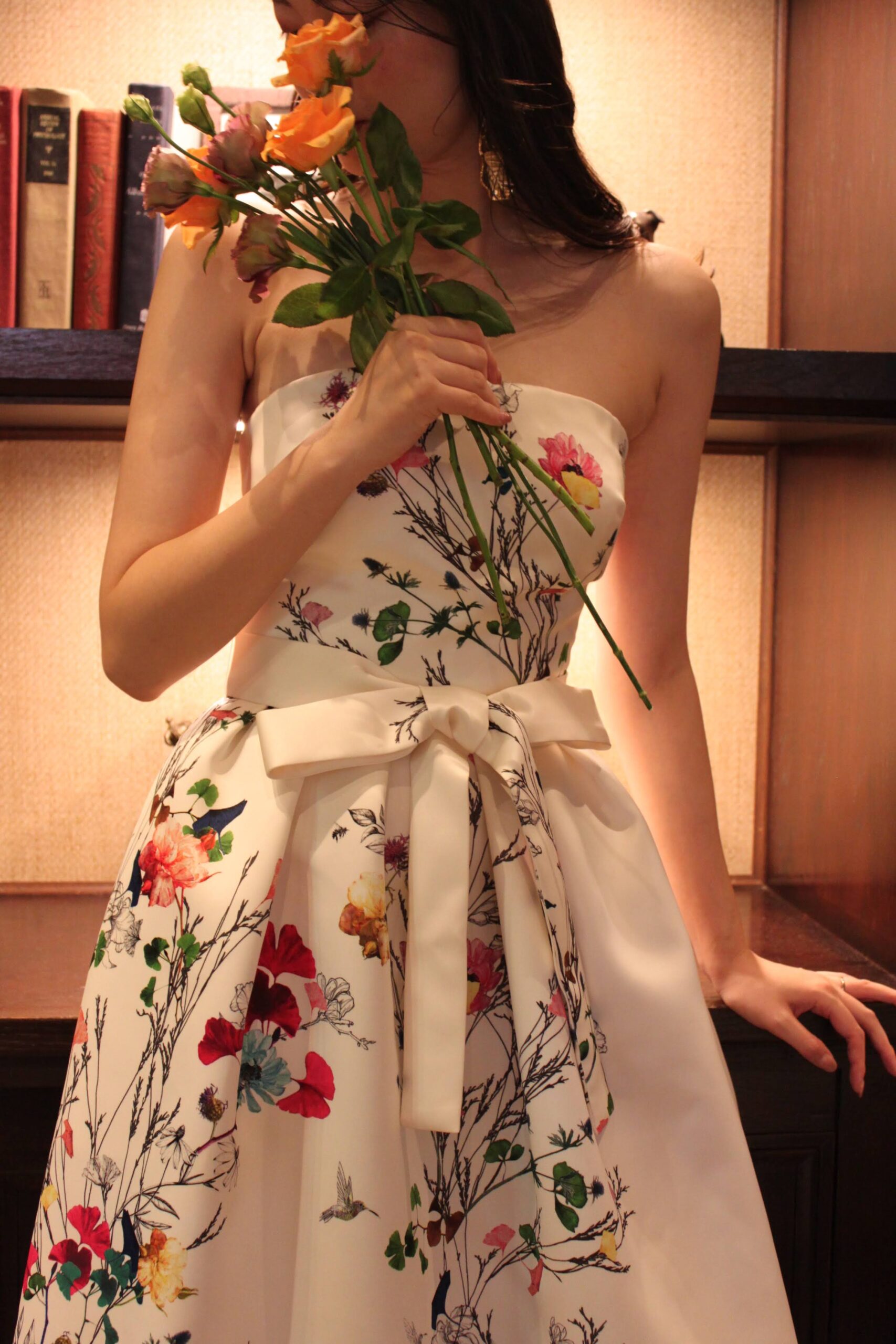 フォーチュンガーデン京都でのパーティーではプリント柄のカラードレスにラグジュアリーかつリラックス感溢れるダウンヘアがお勧めです