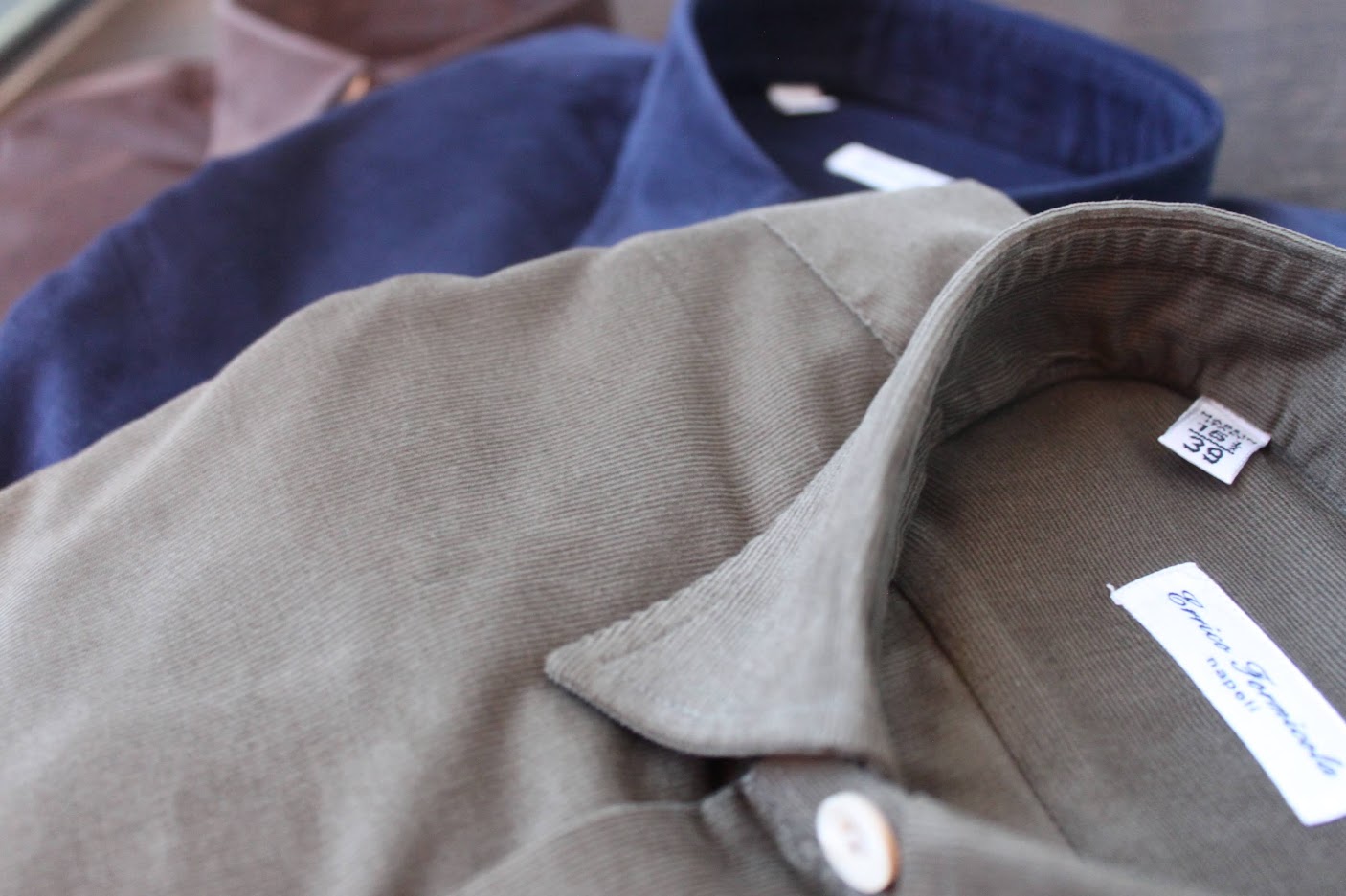 エリコフォルミコラのコーデュロイシャツ。カラーは秋の代表色であるブラウンとカーキ、シックな印象のネイビーの三色で展開