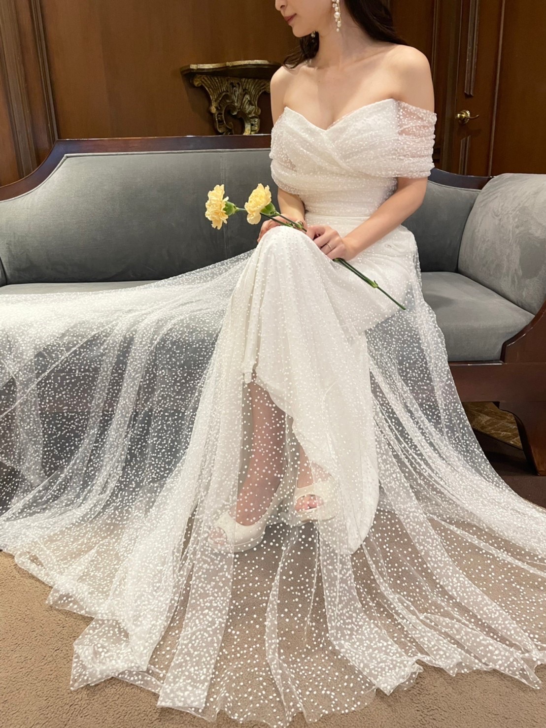 透明感あふれるチュールのウェディングドレスはオリエンタルホテル神戸の結婚式場のチャペルで撮影することでインスタ映えします