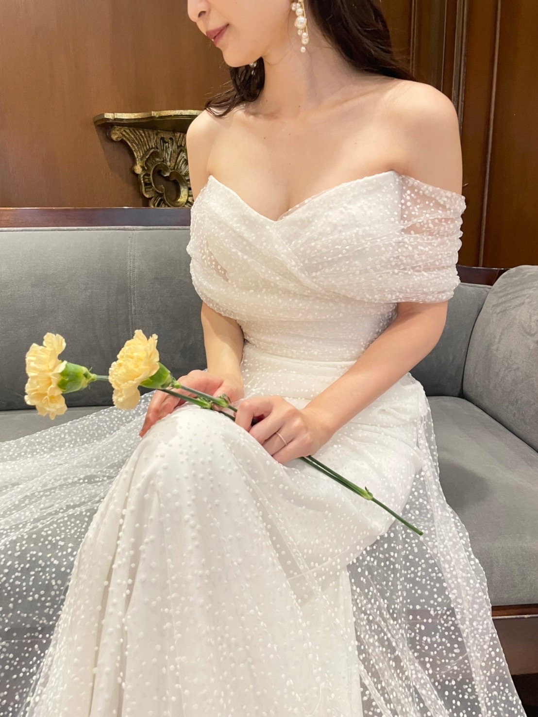 パールの大きく揺れるイヤリングがカジュアルでおしゃれな印象のウェディングドレス