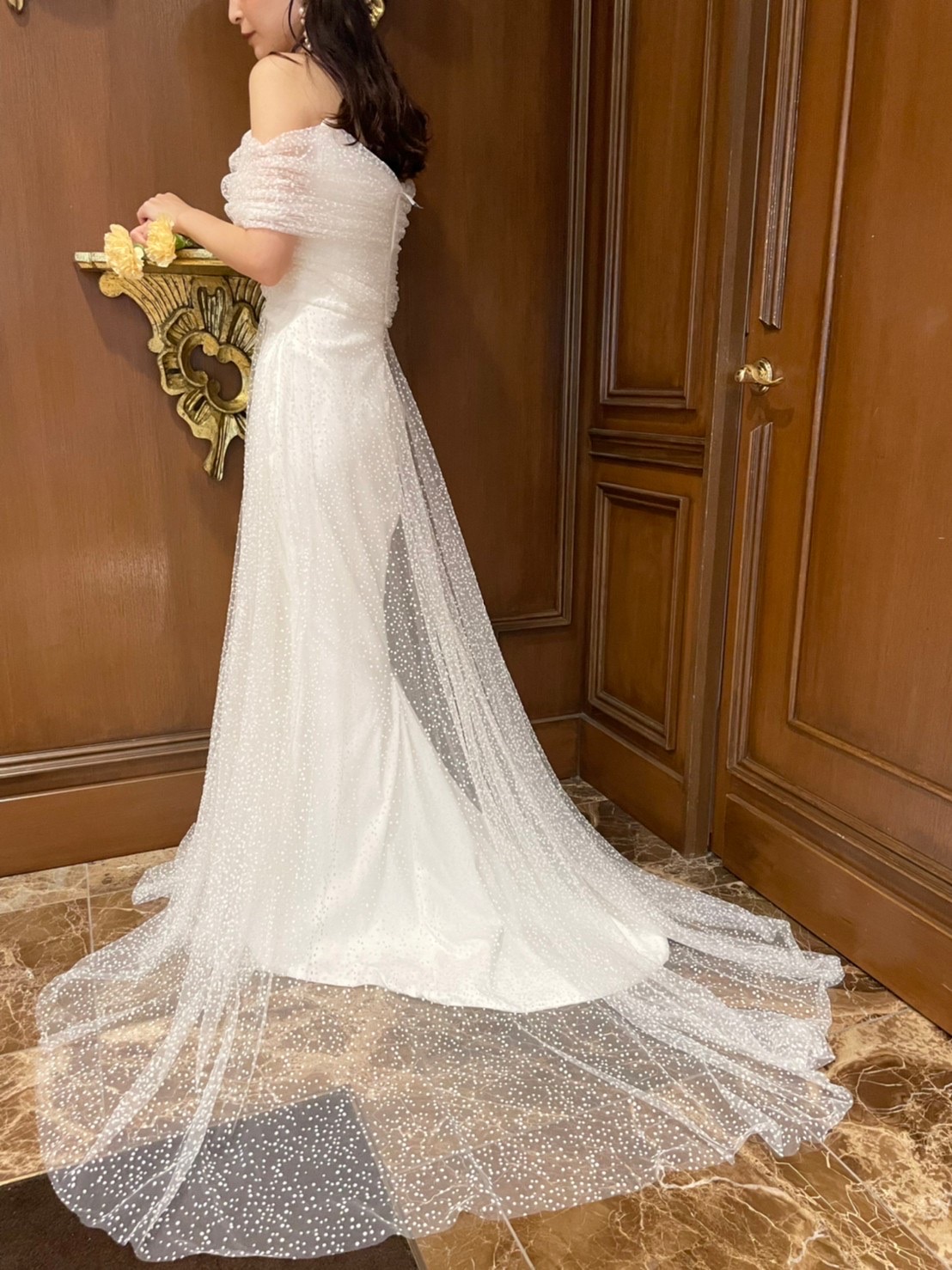 バックトレーンがドットチュールで華やかなウェディングドレスは関西エリアのプレ花嫁におすすめ