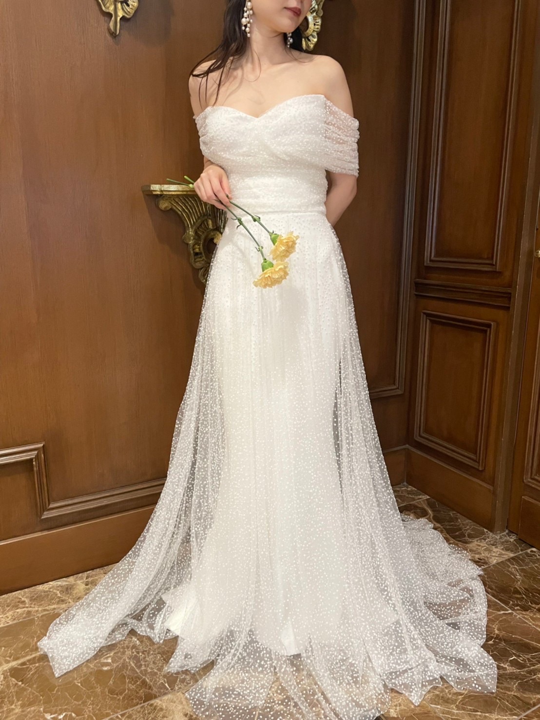 ドットチュールが可愛いらしい大人フェミニンスタイルのウェディングドレス