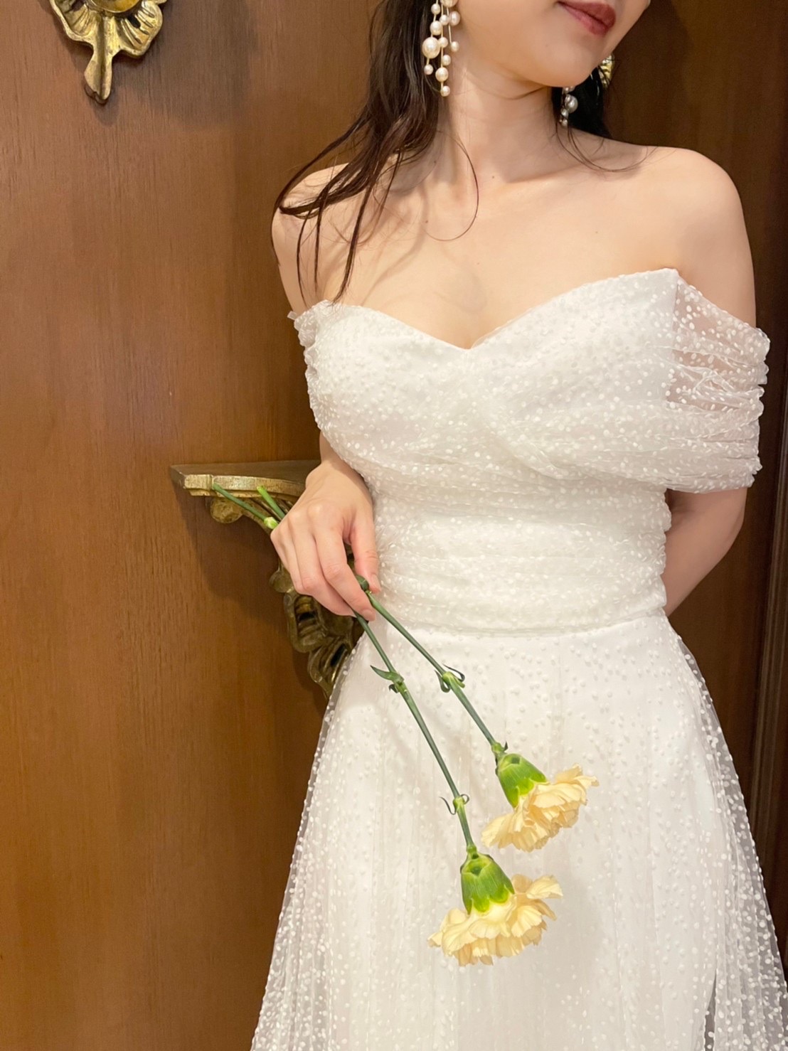 トレンド感のあるオフショルダーのドレスはおしゃれな新婦様におすすめの人と被らないウェディングドレスのコーディネート