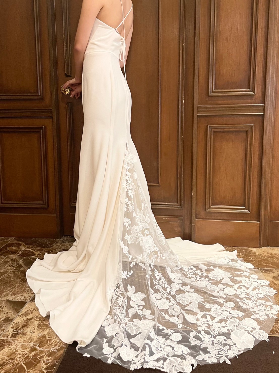 バックスタイルがレースのデザインになっているクレープ素材のマーメイドシルエットのウェディングドレスは神戸エリアのプレ花嫁におすすめ