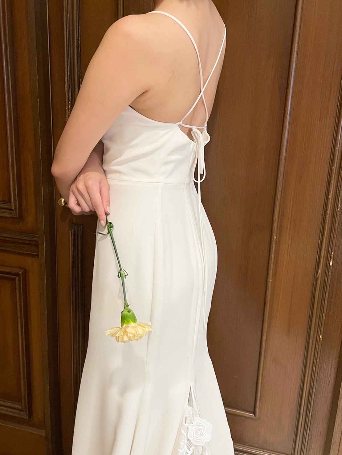 バックスタイルが細いストラップでクロスデザインになっているマーメイドラインのウェディングドレス