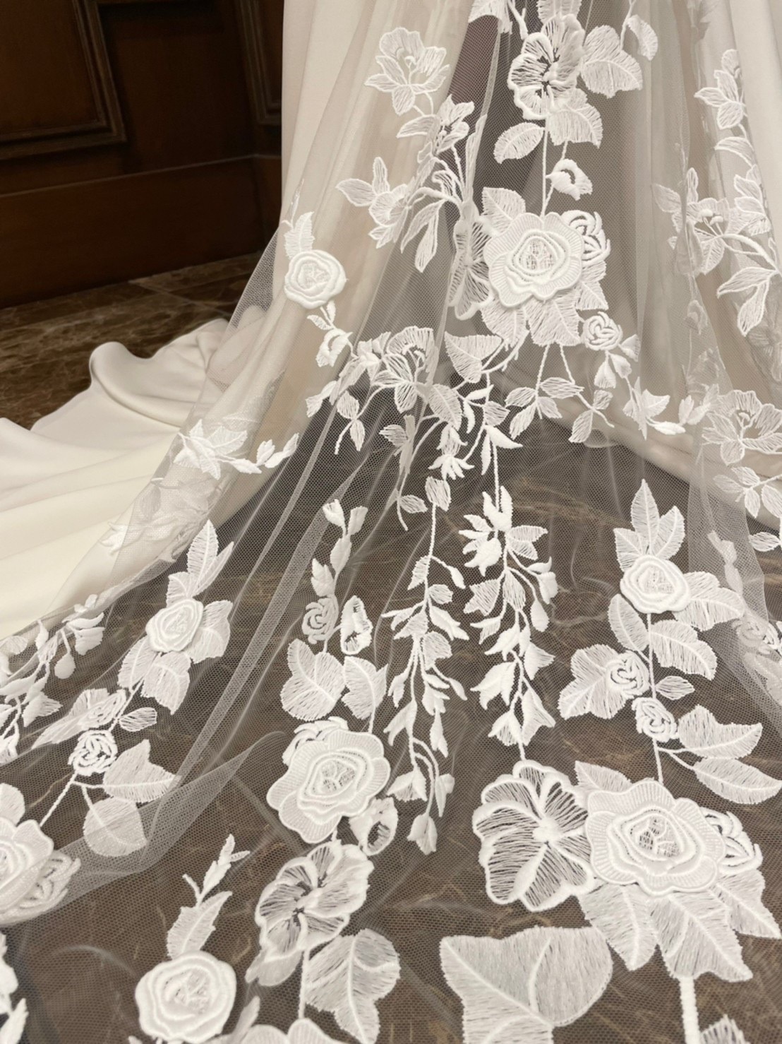 チュールの上にお花の刺繍が施された可愛いウェディングドレス