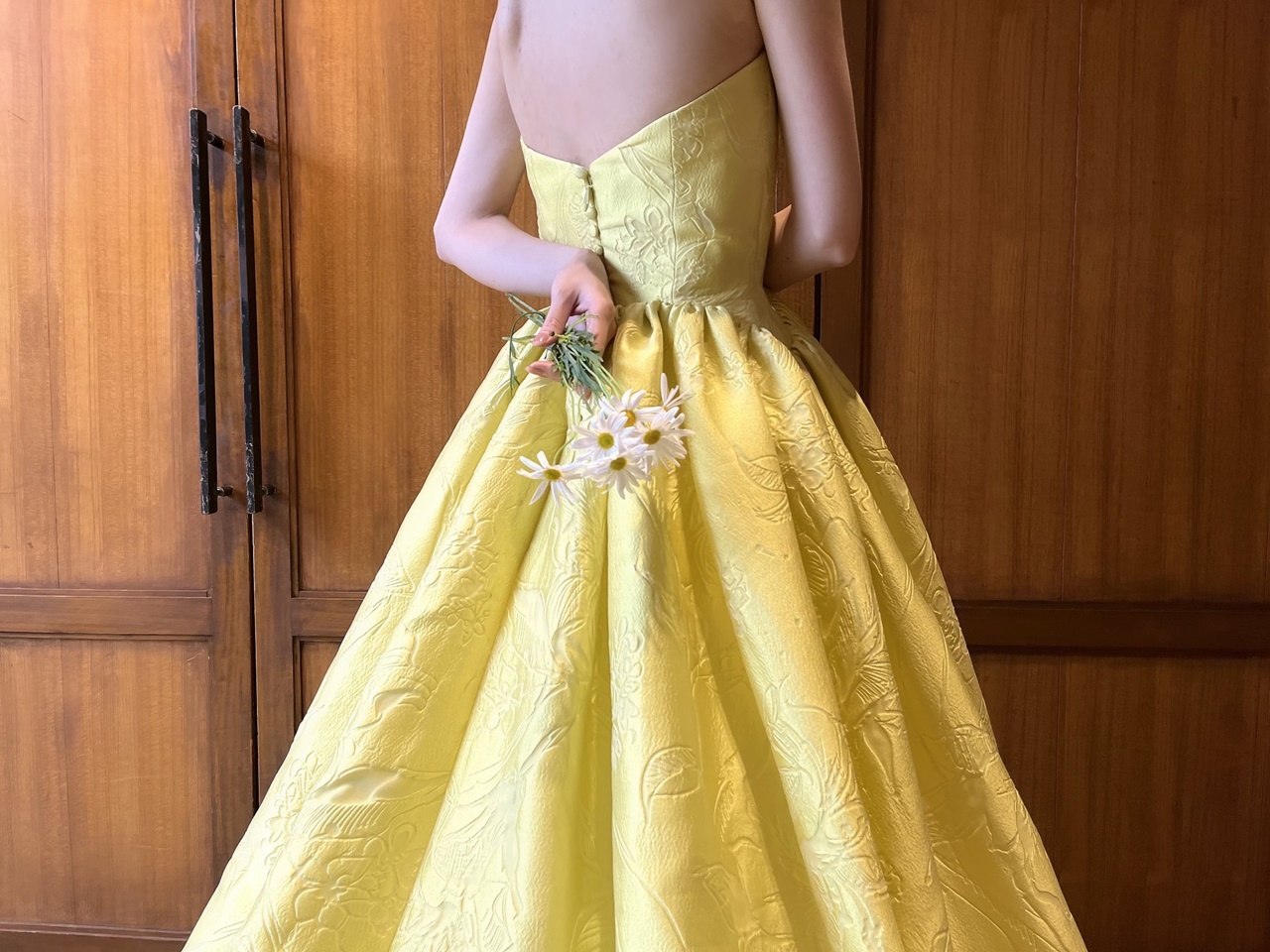 春のナチュラルなパーティーに映える、ザトリートドレッシング福岡店でレンタルいただけるAラインのカラードレス