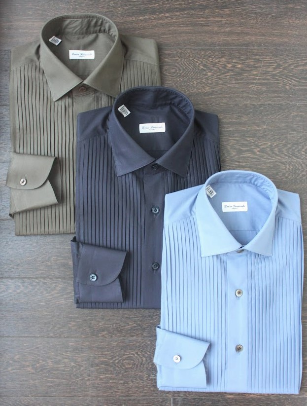 エリコフォルミコラのシャツ。ブルー、カーキ、ネイビーのシャツにはプリーツでより華やかでドレッシーな印象に。