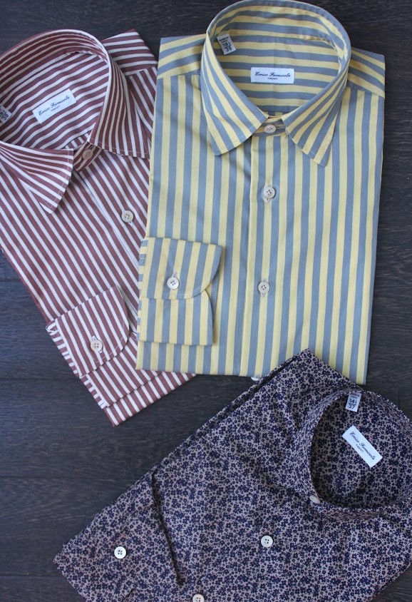 エリコフォルミコラの柄シャツ。レッドのストライプシャツとイエローとグレーのライトトーンなストライプシャツ。花の総柄プリントシャツはネイビーとベージュの大人な配色