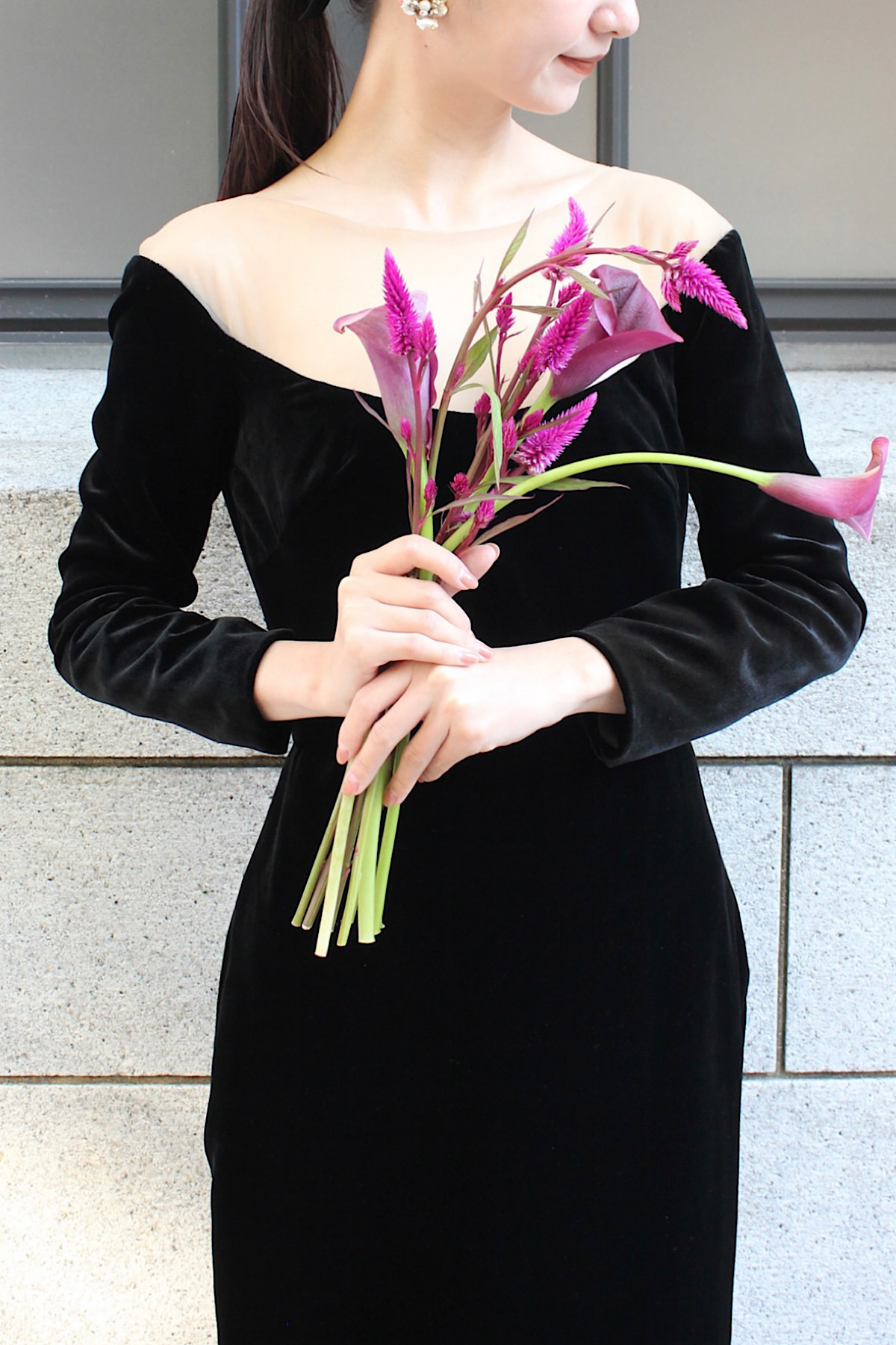 秋冬の結婚式におすすめなお色直しのスタイル カラードレスに合わせて人気のパープルのブーケを束ねたコーディネート