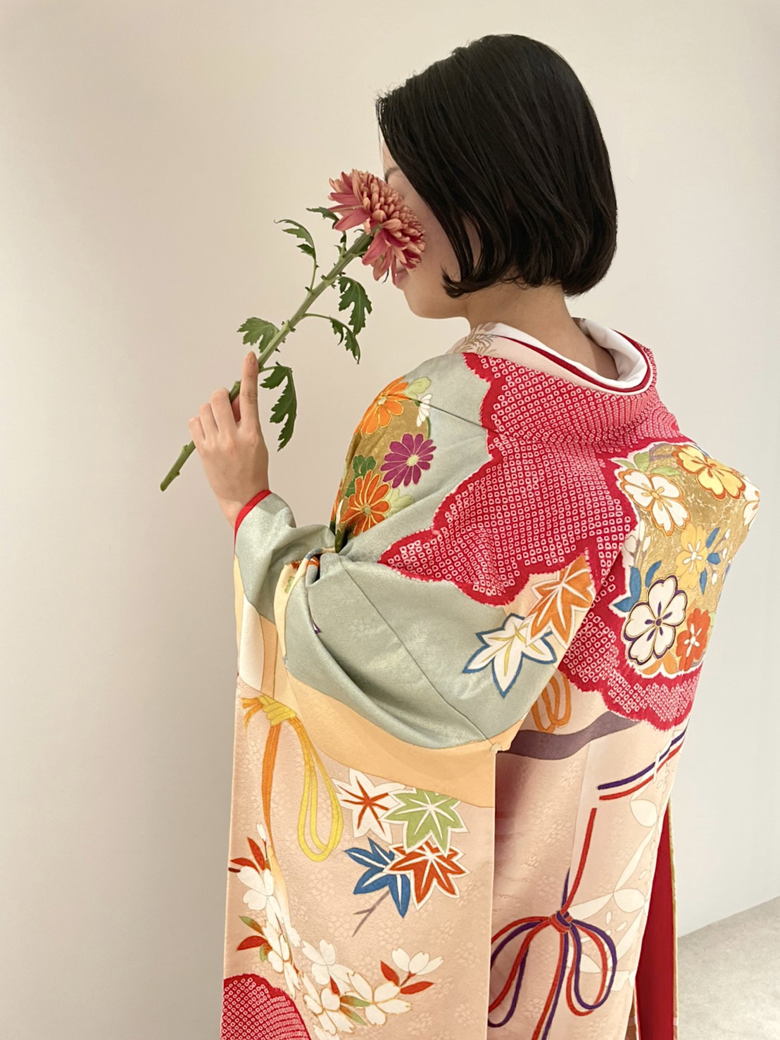 ナチュラルな結婚式場にもおすすめのバックスタイルの刺繍や柄が美しい桃色の色打掛