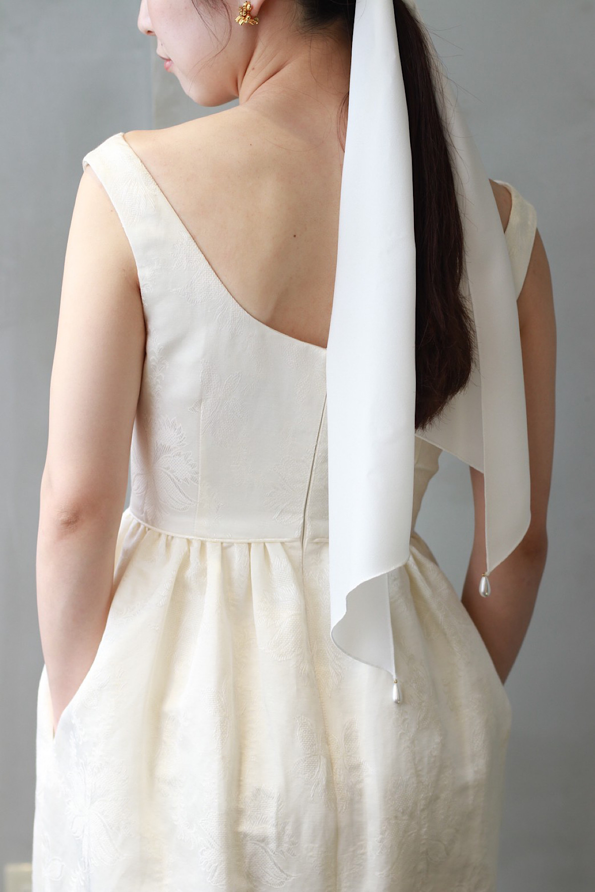 THETREATDRESSINGのオリジナルブランド、トリートメゾンのスカーフをラフなローポニーテールに結んだアットホームな雰囲気の結婚式におすすめのエフォートレスなコーディネート