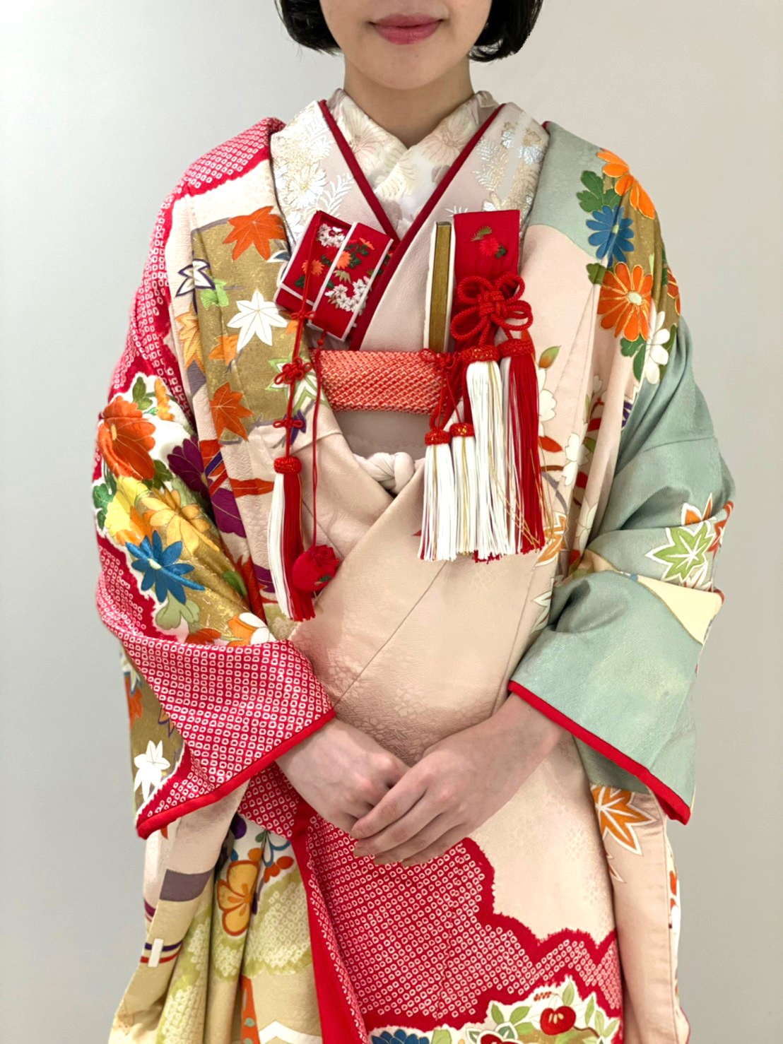 トリートドレッシングのオリジナルのピンクの色打掛に赤の和装小物を合わせる可憐な着こなし