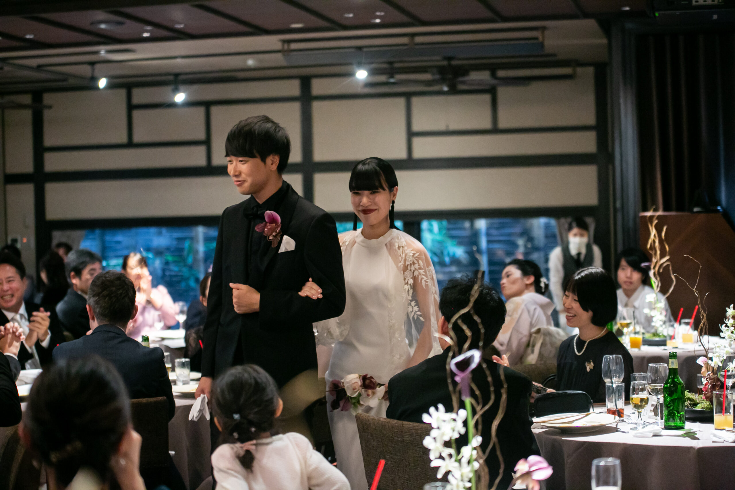 トリートドレッシングお取り扱い、アムサーラのロングパフスリーブのマーメイドドレスでのお色直しスタイル