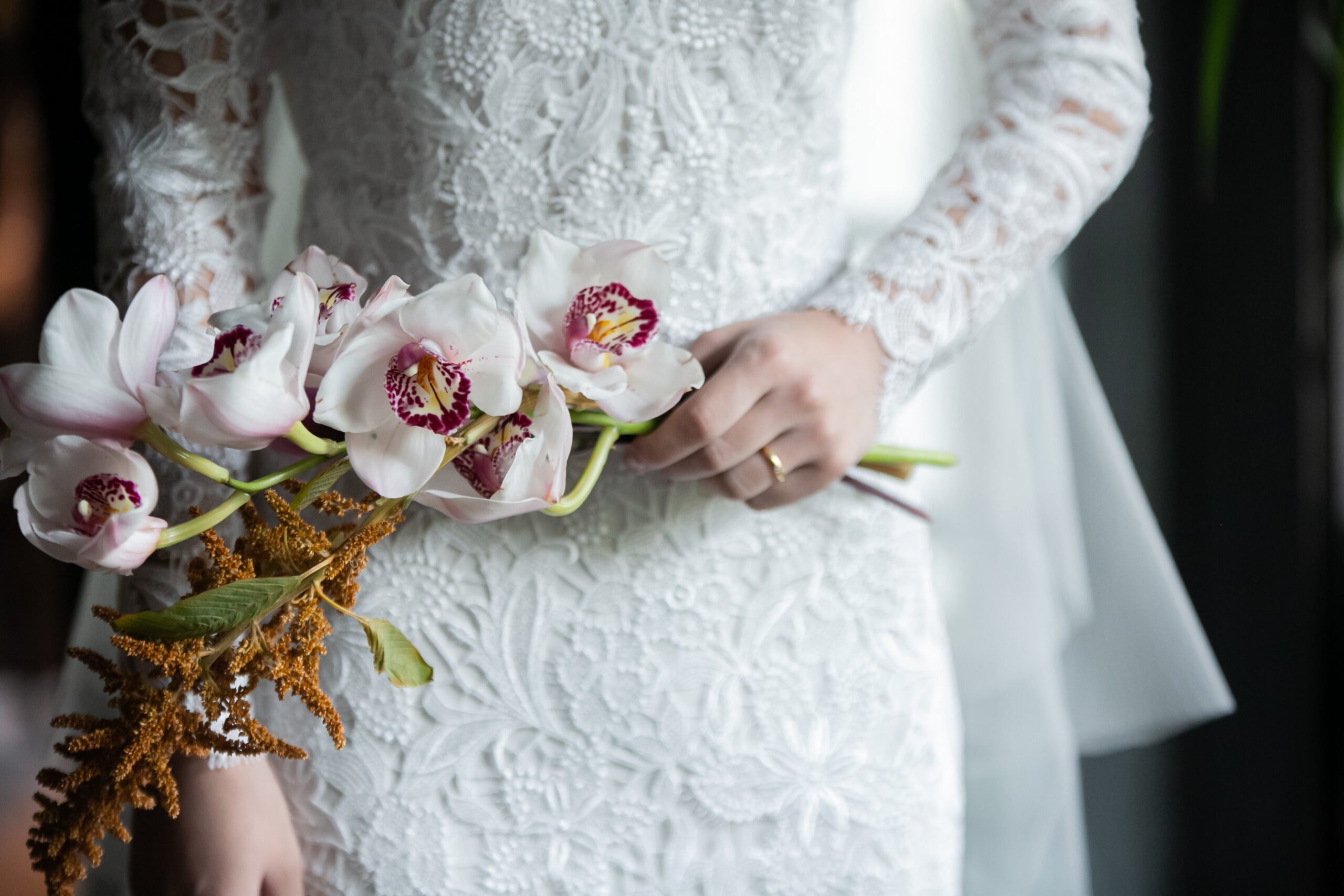 トリートドレッシングで取り扱うNAEEM KAHNのロングスリーブ総レースのマーメイドラインが美しいウェディングドレス