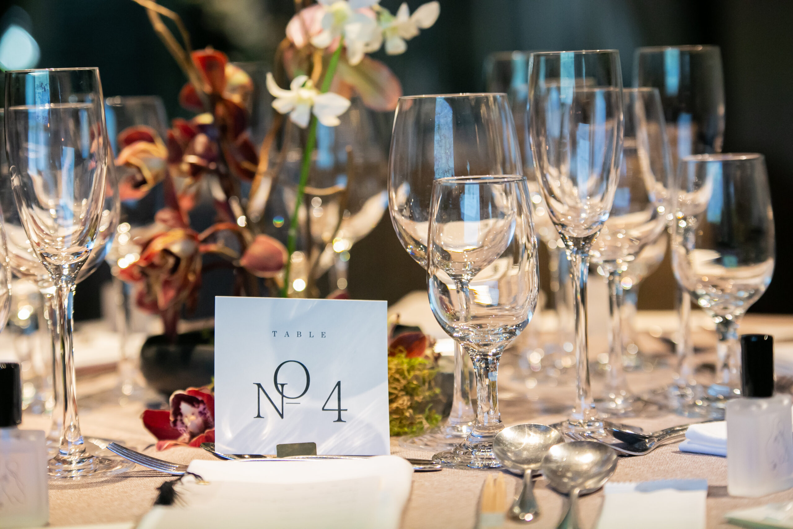 披露宴会場のテーブルコーディネートにはブラウンのカラーリングでオシャレに纏めて