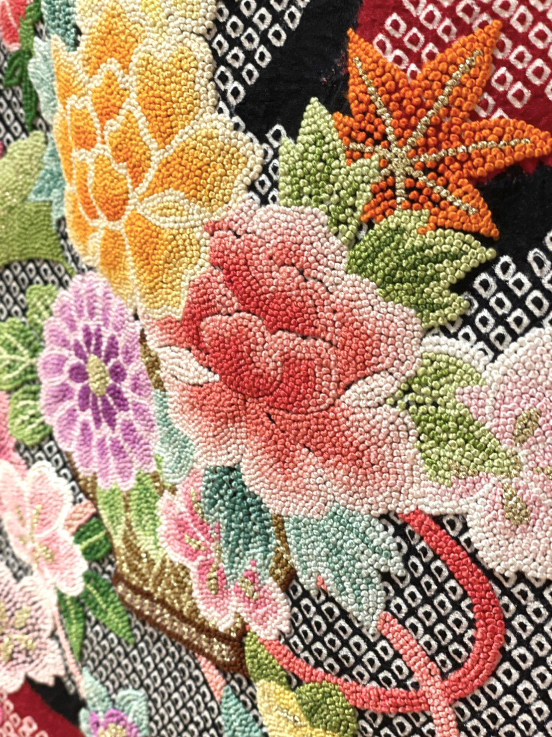 トリートドレッシング大阪店の提携会場の鶴見ノ森迎賓館におすすめの立体的なお花が美しい相良刺繍の色打掛