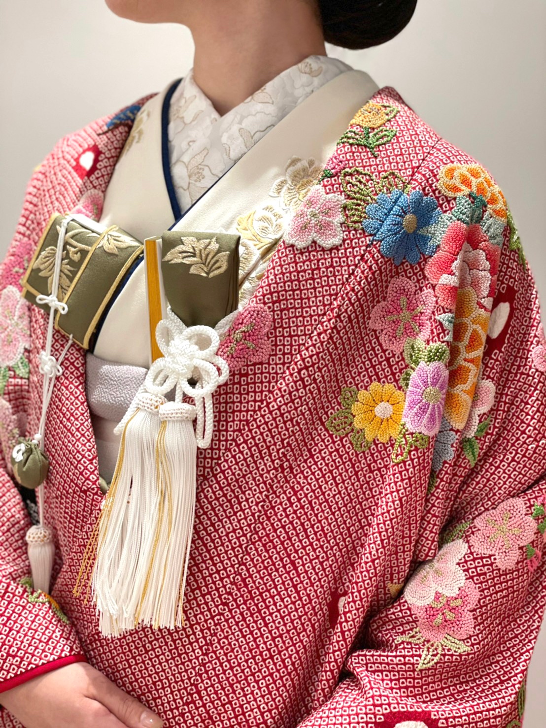 冬のお式にもぴったりの赤の総絞りの色打掛にグリーンの和装小物を合わせる着こなし