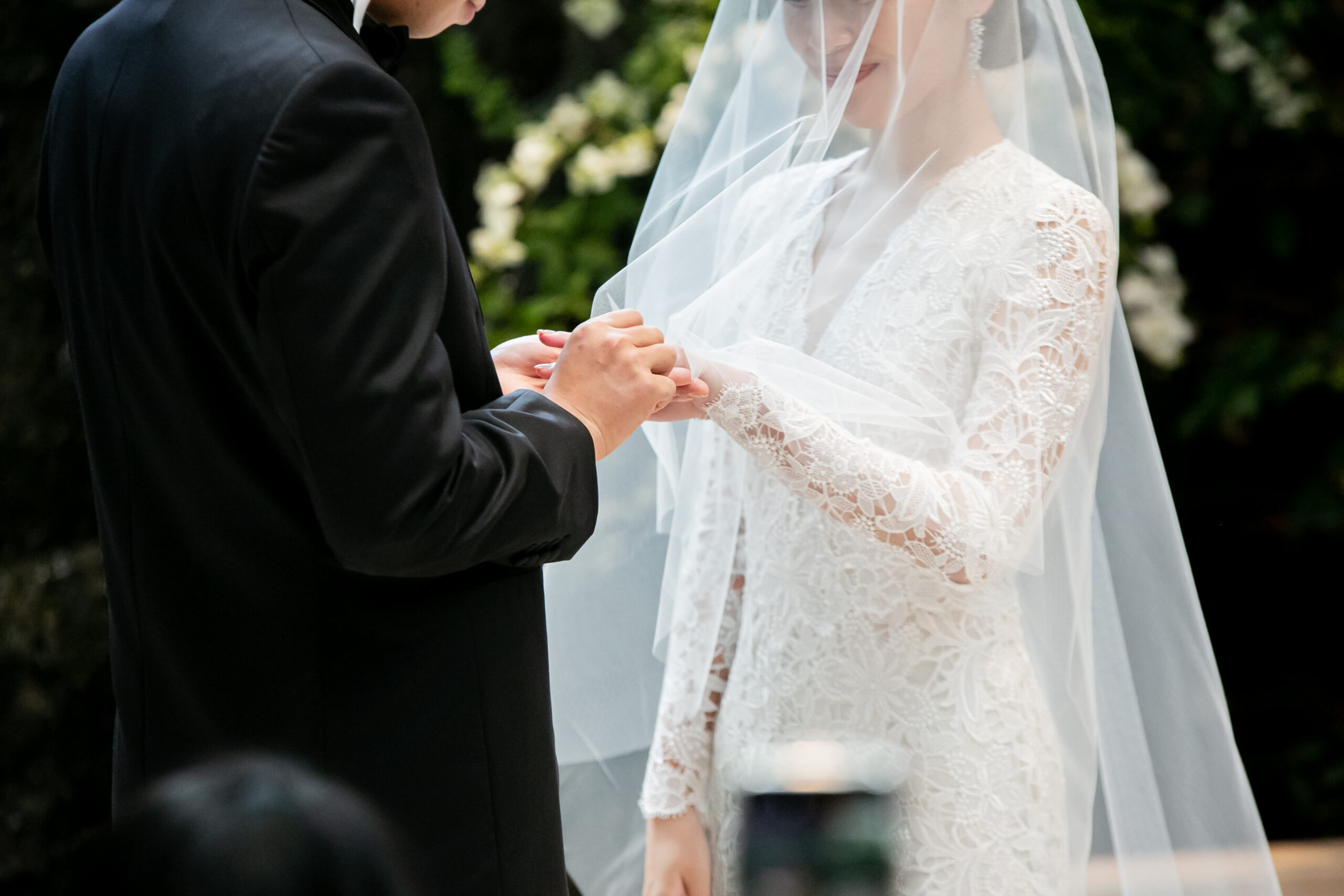 トリートドレッシング名古屋店がおすすめする、ナイームカーンの長袖のウェディングドレス