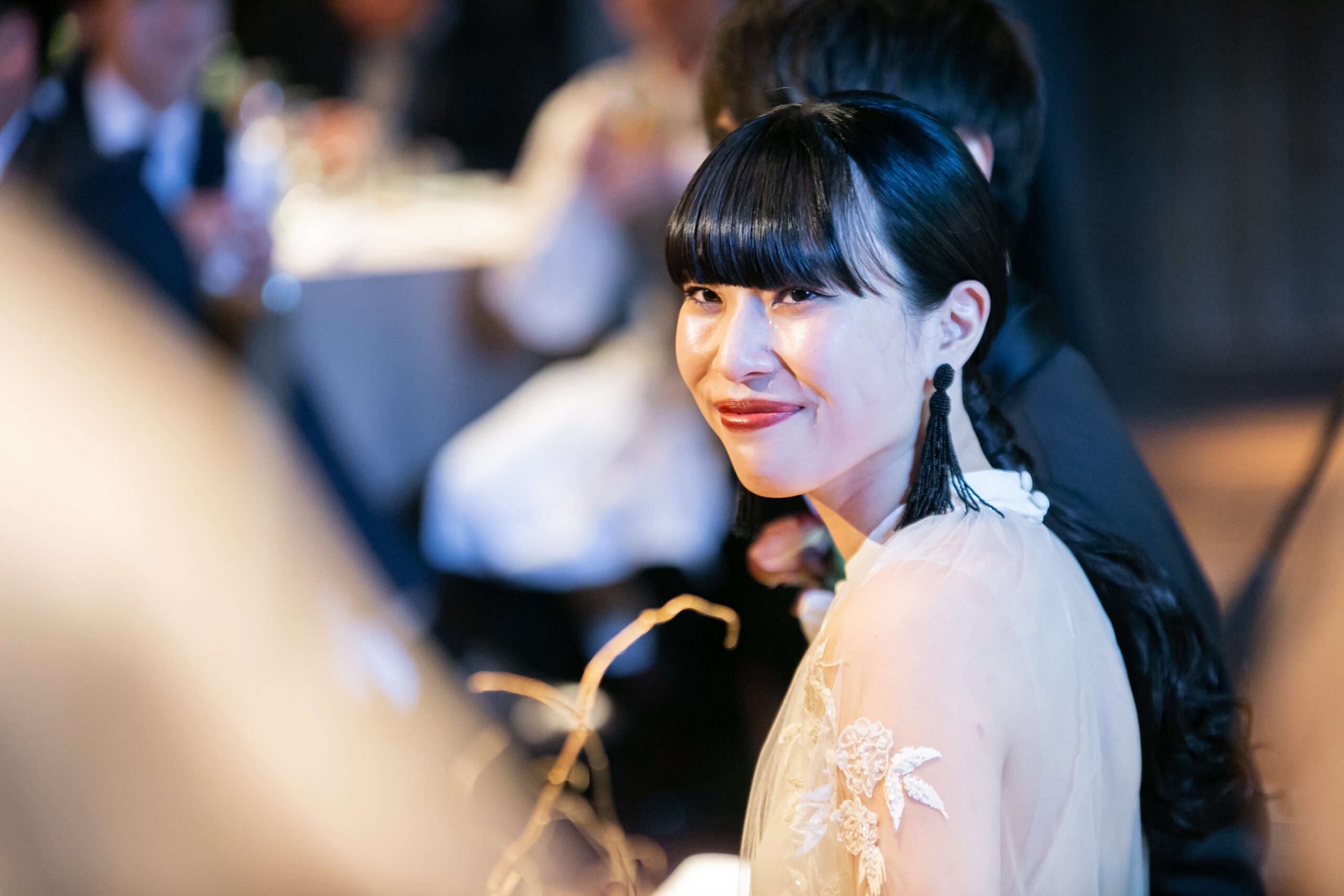 トリートドレッシングのお色直し用ドレスに合わせてセレクトされた黒のタッセルイヤリングでのコーディネート紹介