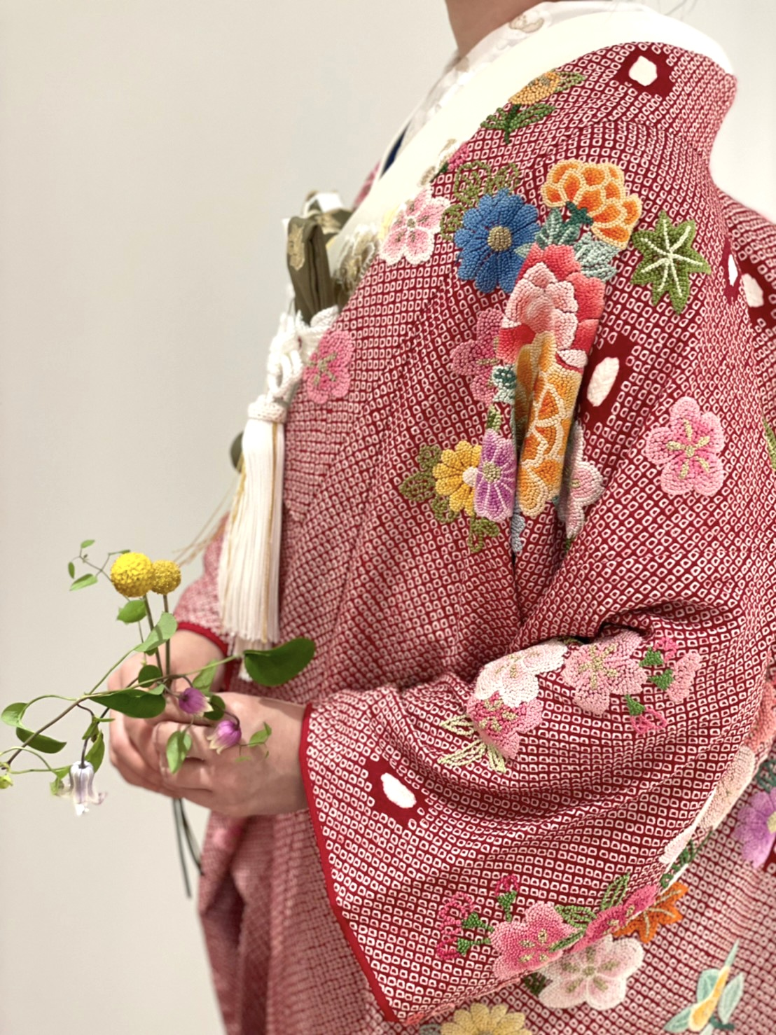 モダンな結婚式場にもおすすめの総絞りと相良刺繍が美しいお色直しスタイル