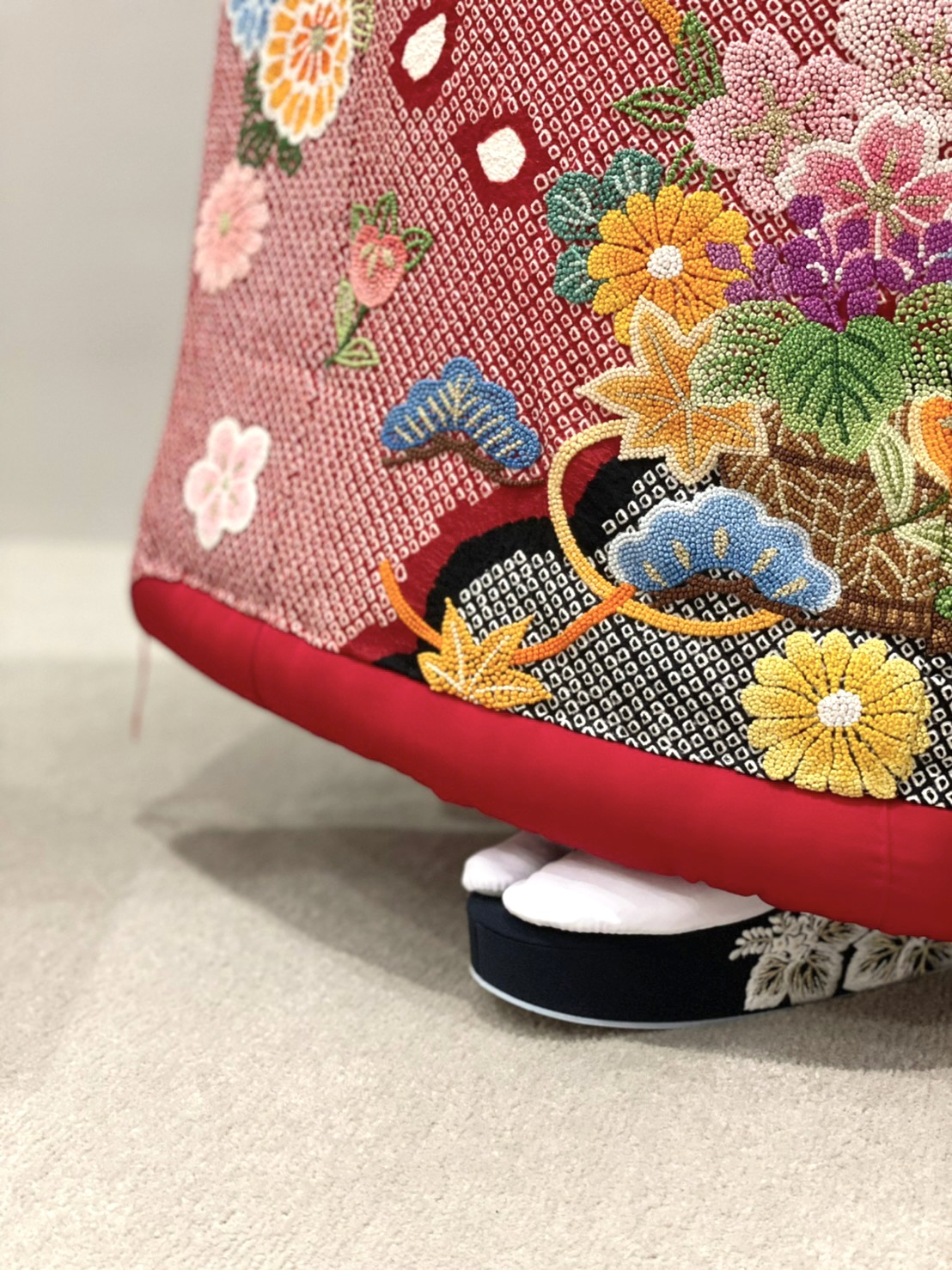 お色直しからは立体的な相良刺繍の赤の色打掛がオススメ