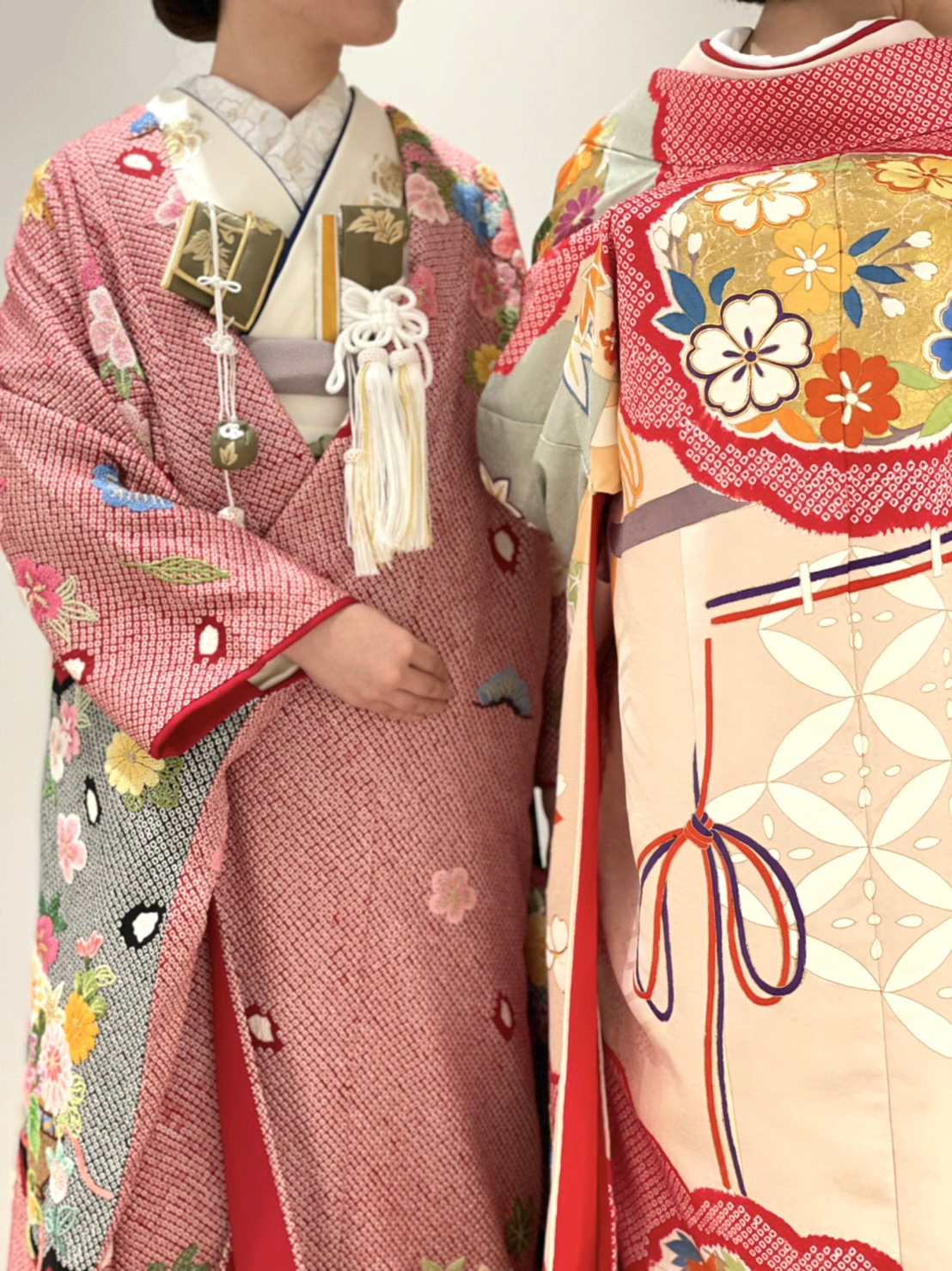 お色直しにオススメの赤の総絞りの色打掛と柔らか印象のピンクの色打掛