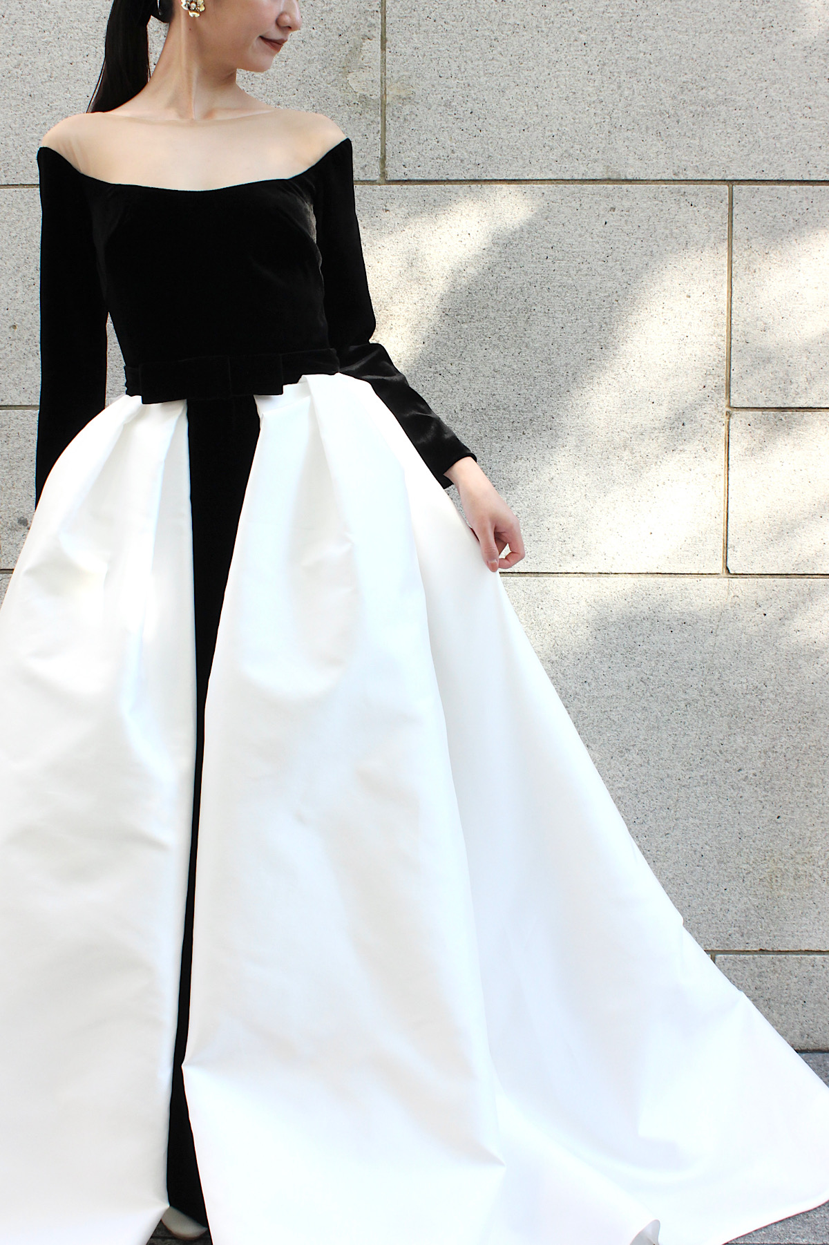 トリートドレッシング取り扱いの新作モニーク ルイリエのブラックのカラードレスのご紹介