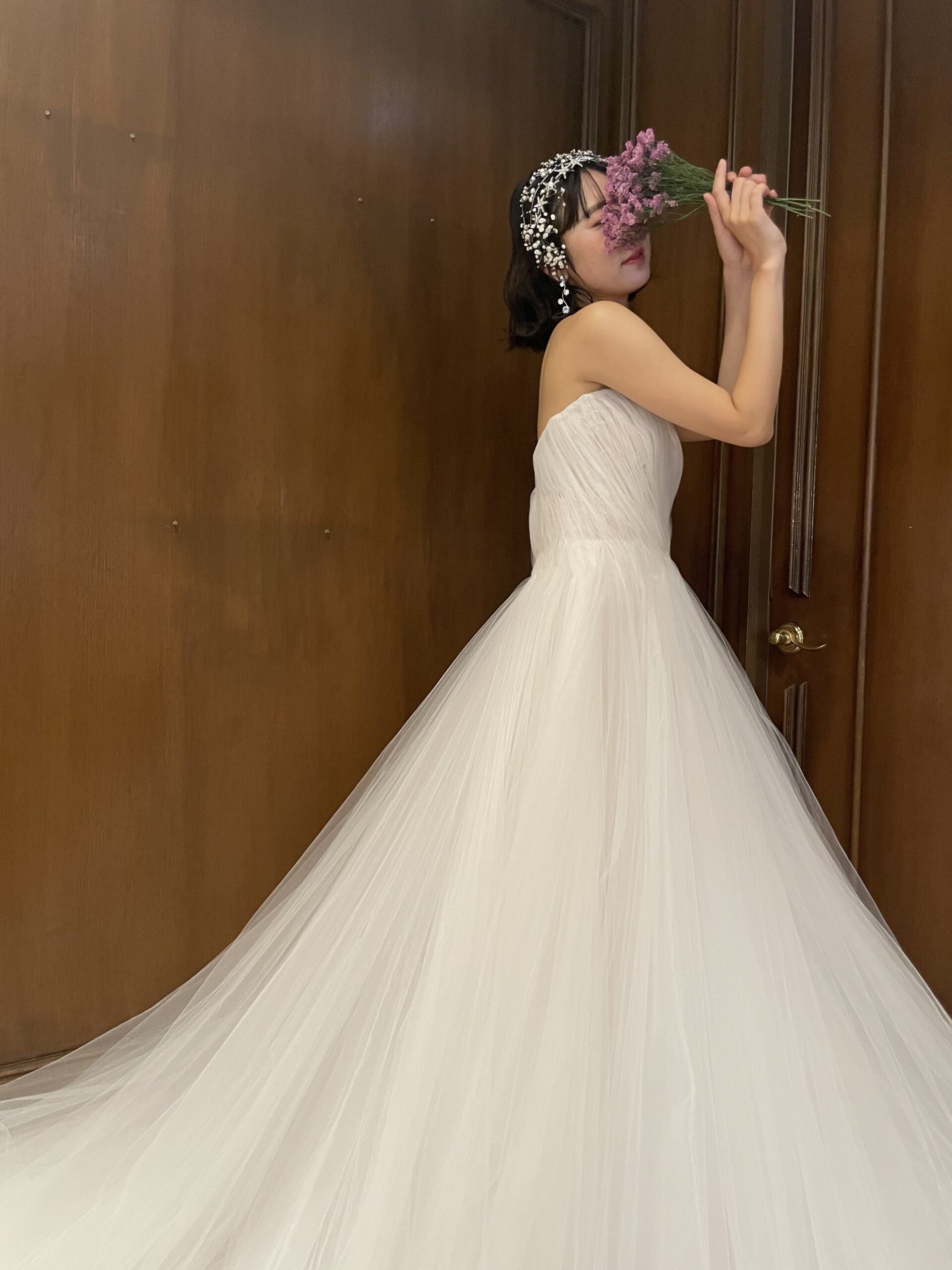 リームアクラの新作ウェディングドレスはAラインでチュールのボリュームたっぷりのフェミニンなドレス