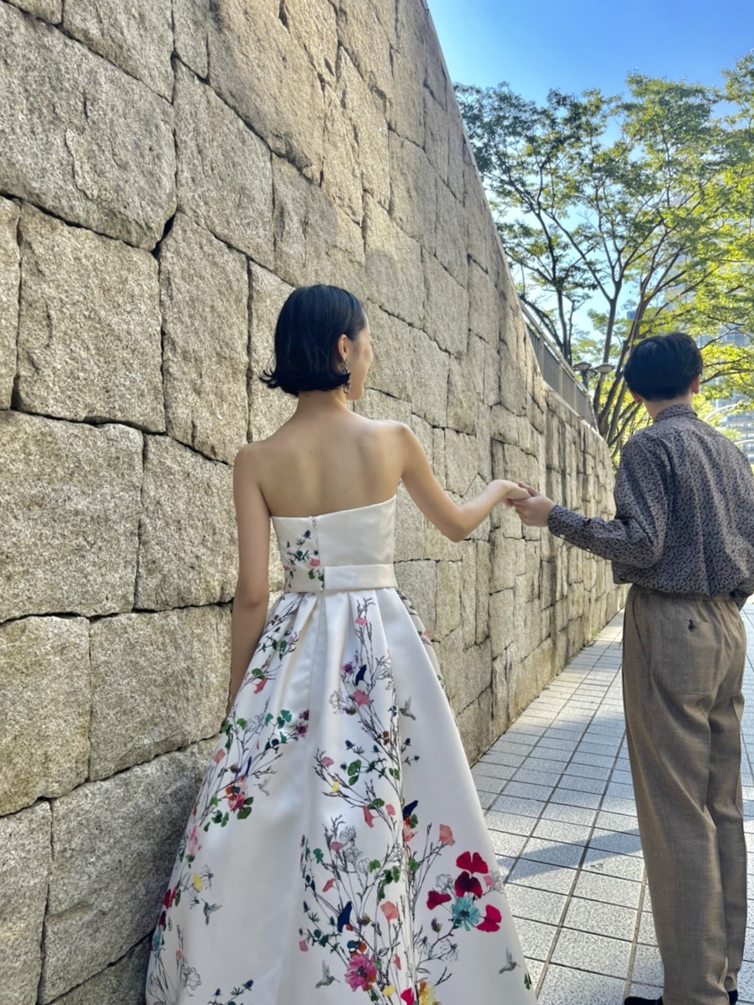 ザトリートドレッシングが神戸エリアにおすすめする、おしゃれ花嫁に人気なモニークルイリエの白地に花柄プリントされたカラードレス