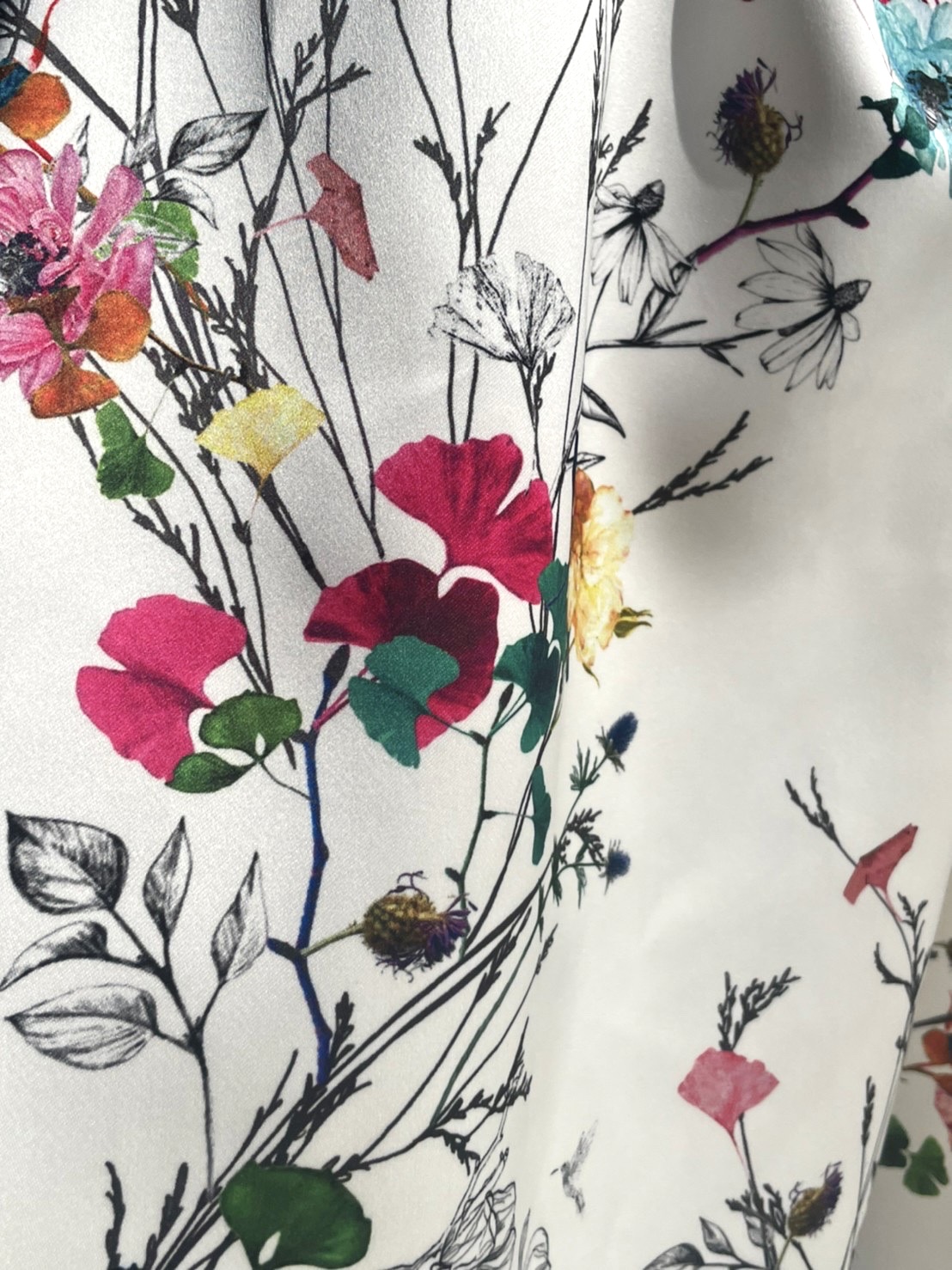 トリートドレッシングでのみお取り扱いをしている、モニークルイリエの花柄プリントが可愛いカラードレス