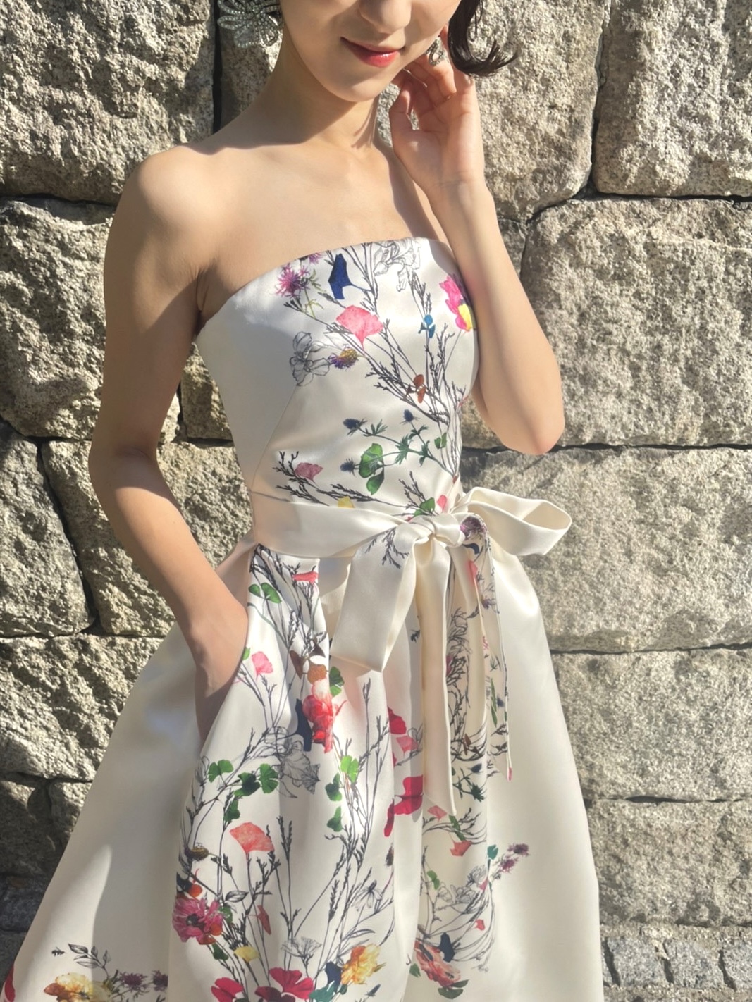 ウエストの大きなリボンがポイントの花柄プリントのカラードレスは、女性らしいシルエットを際立たせスタイルよくみせてくれるカラードレス