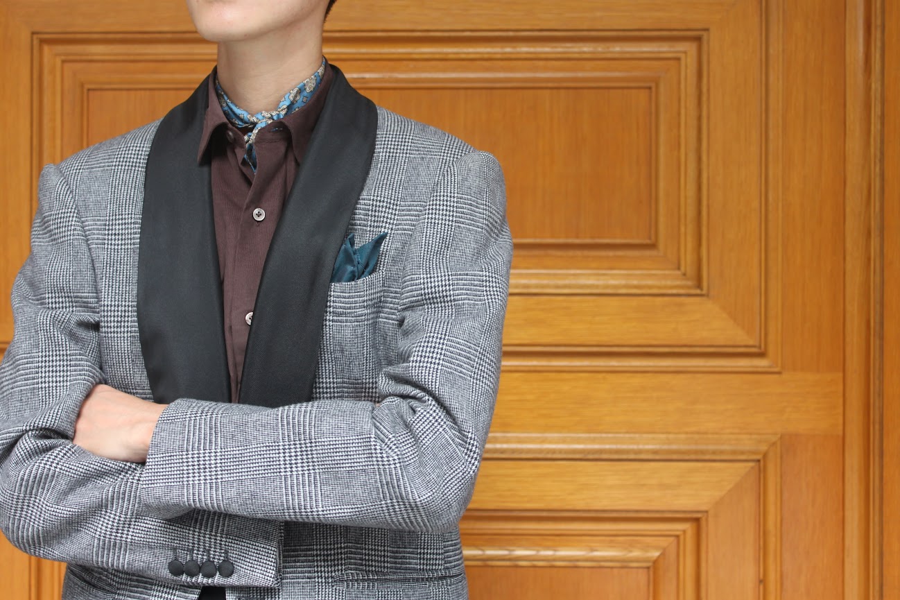 グレンプレイドのフランネルタキシードにブラウンのコーデュロイシャツで冬を感じさせるコーディネート。重たくなりすぎないようにブルーのネッカチーフを使用し、大人のカジュアルなスタイリングにドレスダウン