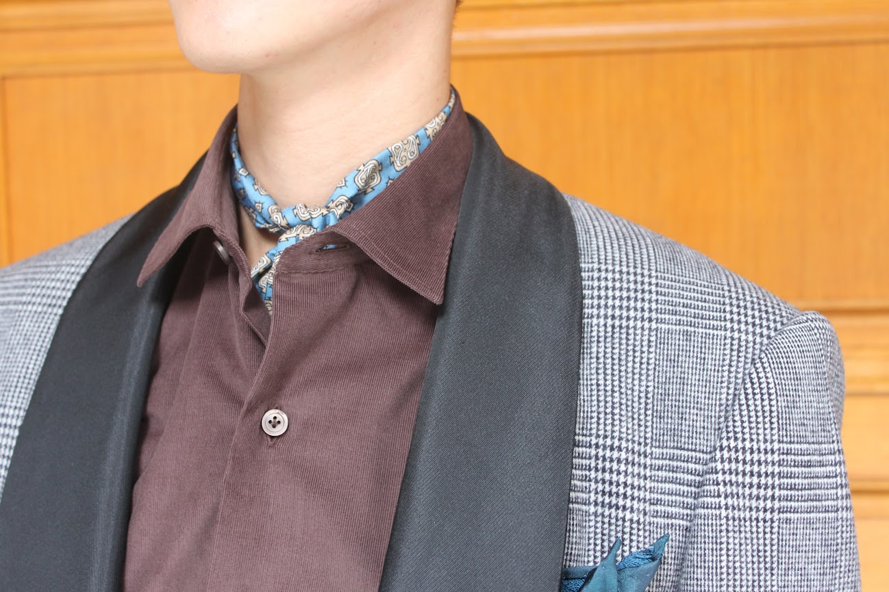 グレンプレイドのフランネルタキシードにブラウンのコーデュロイシャツで冬を感じさせるコーディネート。重たくなりすぎないようにブルーのネッカチーフを使用し、大人のカジュアルなスタイリングにドレスダウン