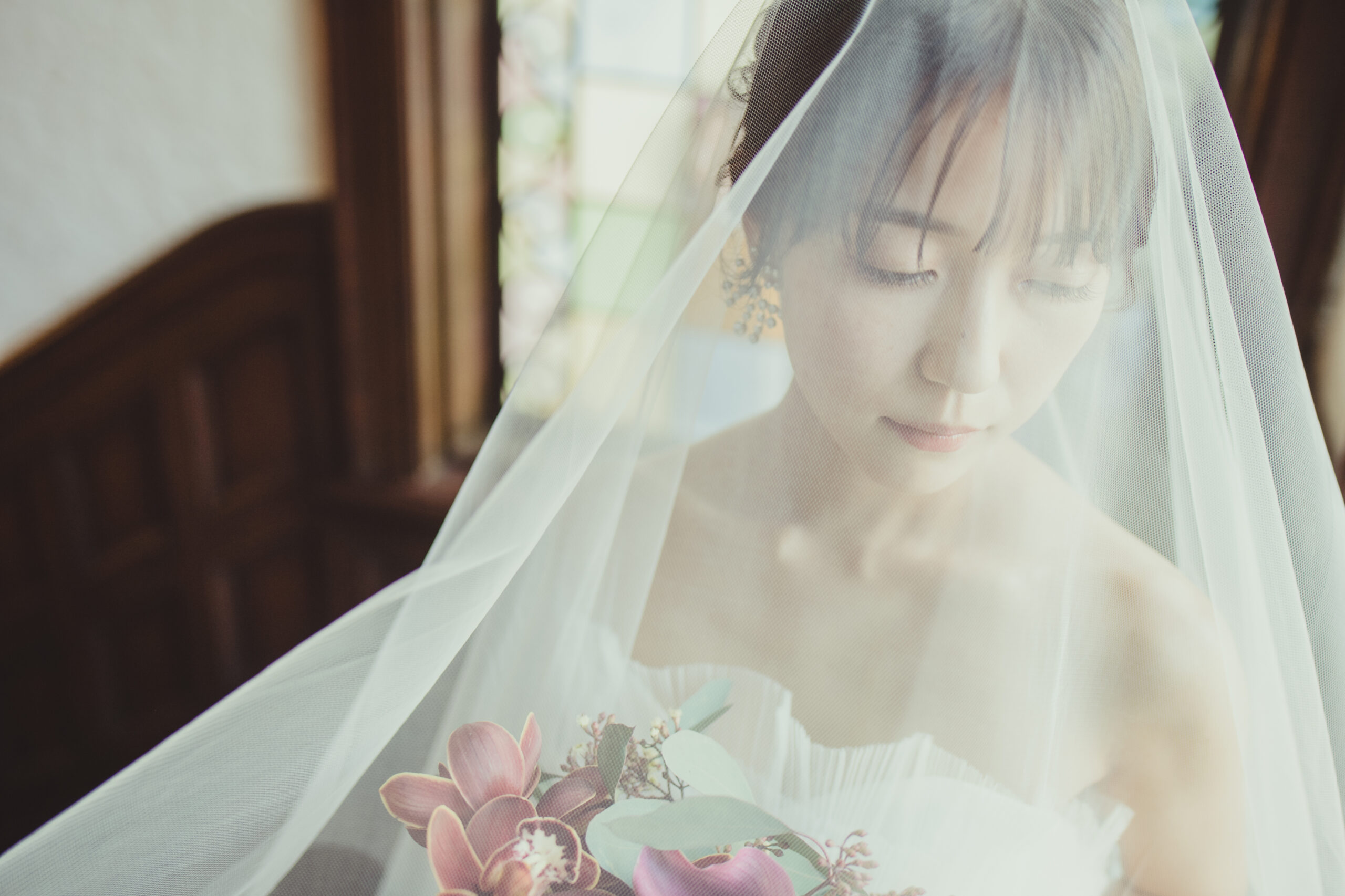 ザトリートドレッシングアディション店で花嫁に人気のアムサーラのウェディングドレスにシンプルなロングベールを合わせたコーディネート